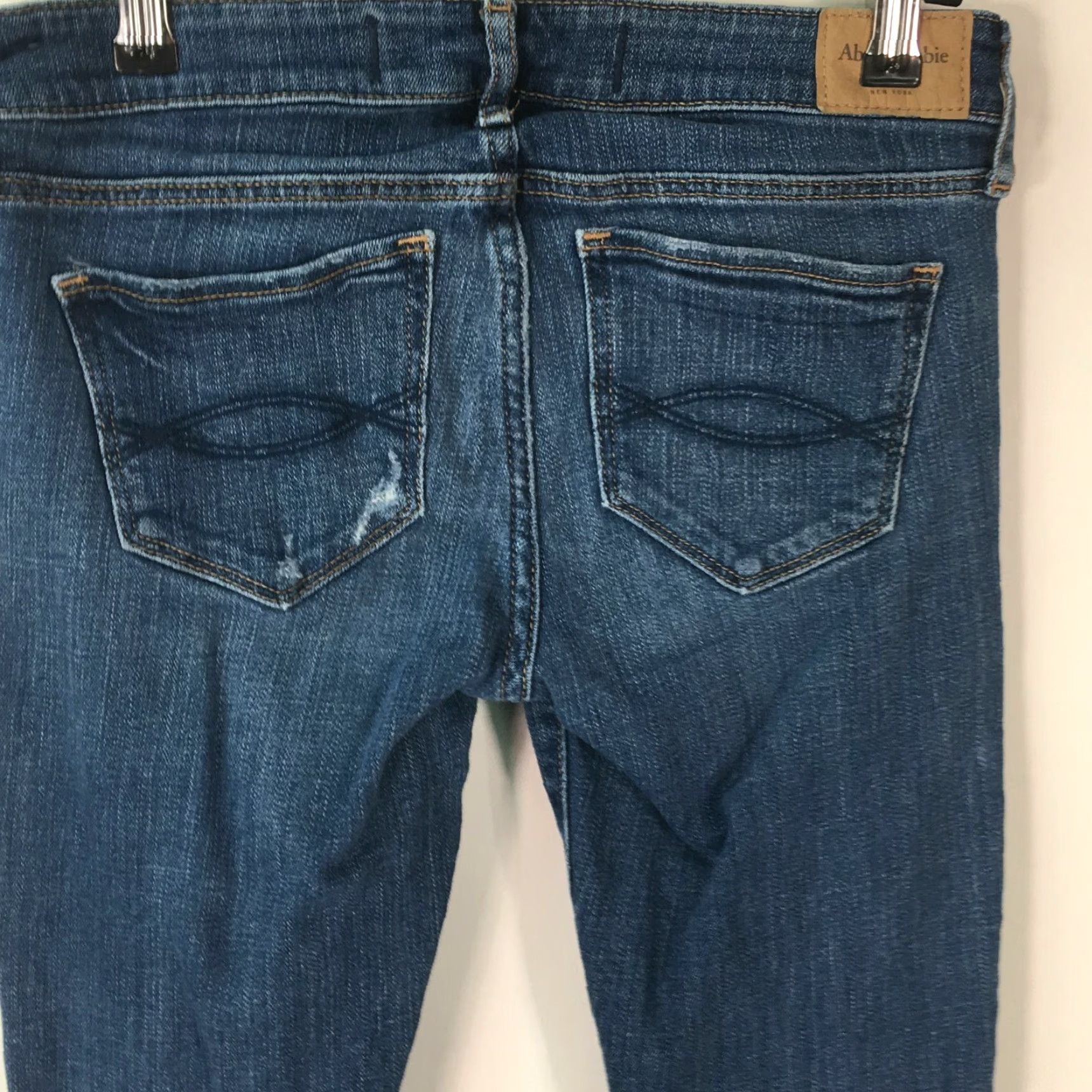 Abercrombie & Fitch Abercrombie & Fitch Jeans Skinny Women Blue 2S Regular 29in Inseam Distressed 5-Pocket Denim Jeans Mens Womens? Size 26" / US 2 / IT 38 - 4 Thumbnail
