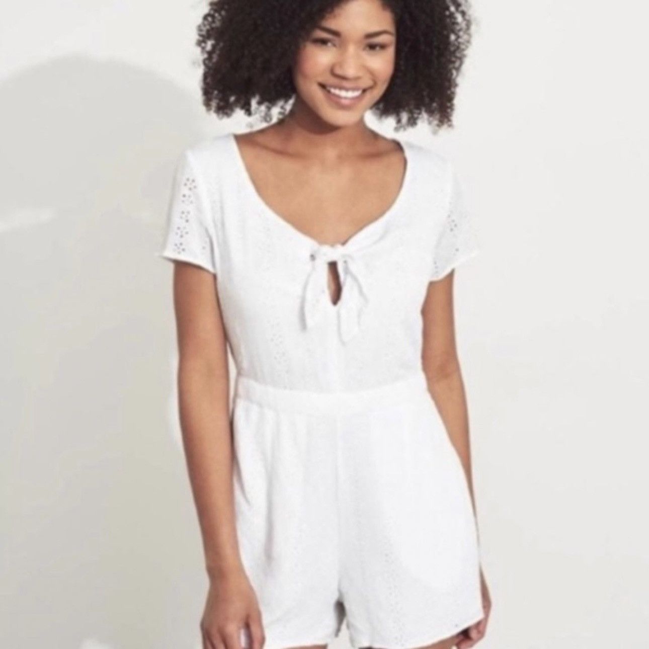 Hollister HOLLISTER White Eyelet Lace Short Sleeve Romper Shorts Size XS / US 0-2 / IT 36-38 - 1 Thumbnail