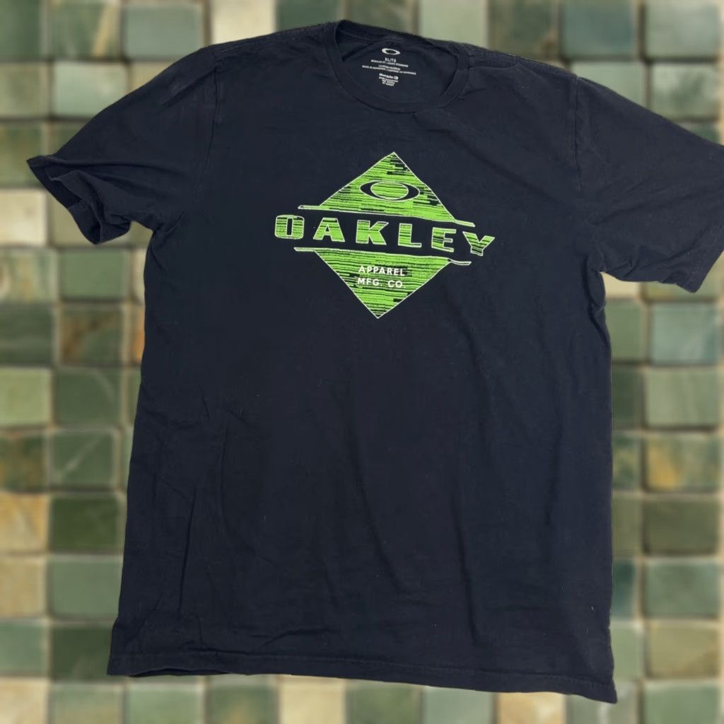 Oakley VINTAGE? With Green Oakley T Shirt Men's XL Black Graphic Logo Short Sleeve Size US XL / EU 56 / 4 - 1 Thumbnail