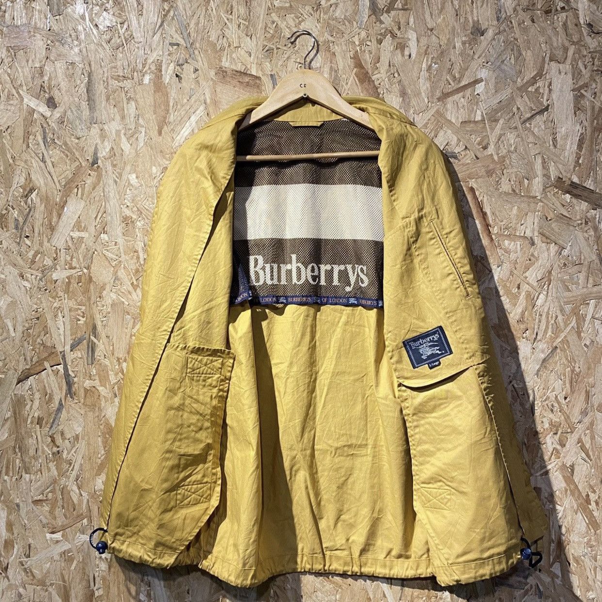 Burberry × Vintage 90s Burberrys’ Prorsum Gold Inside Spell Light Jackets Size US XL / EU 56 / 4 - 1 Thumbnail