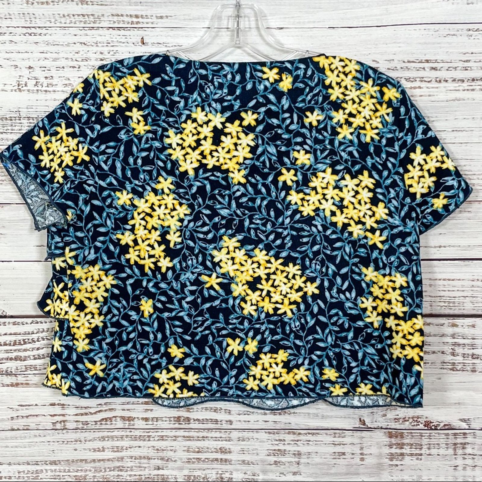 Zara Zara Navy Floral Tiered Front Festival Crop Top EUC Medium Size M / US 6-8 / IT 42-44 - 2 Thumbnail