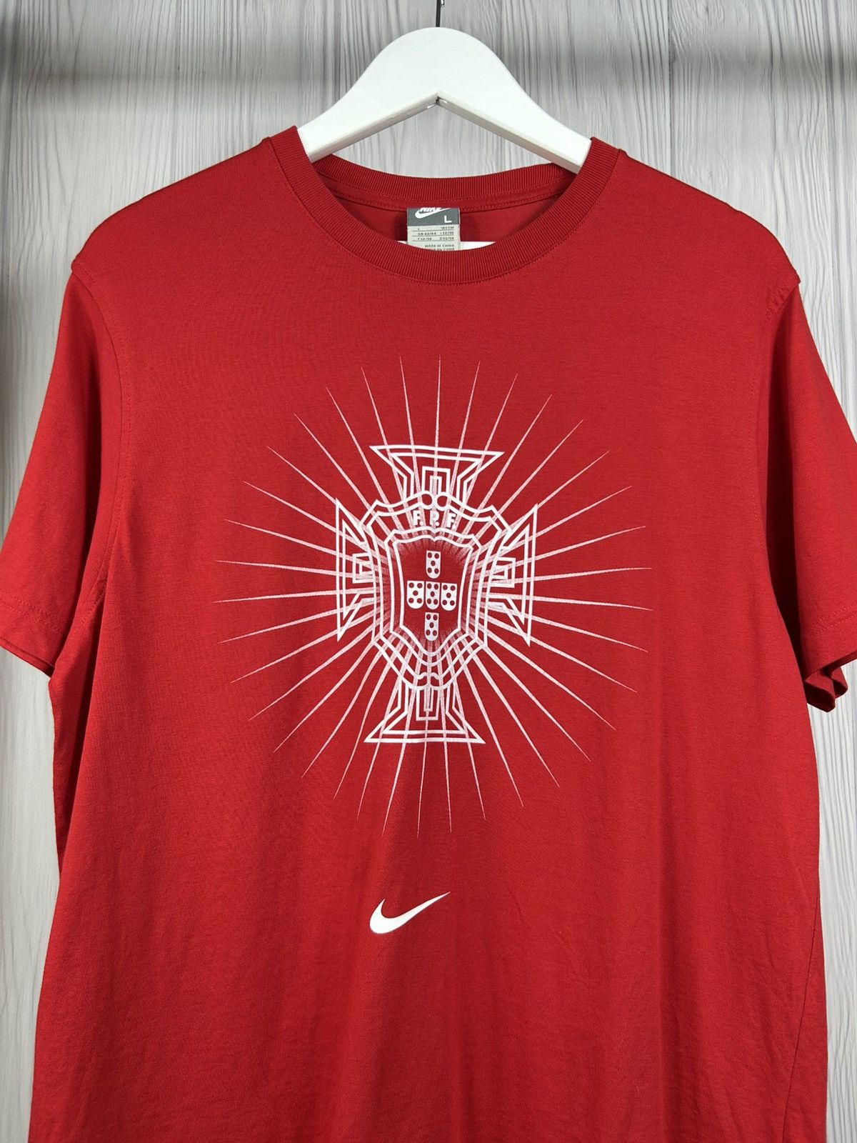 Nike Vintage Nike Portugal Big Logo Football T-Shirt Size L Size US L / EU 52-54 / 3 - 4 Thumbnail