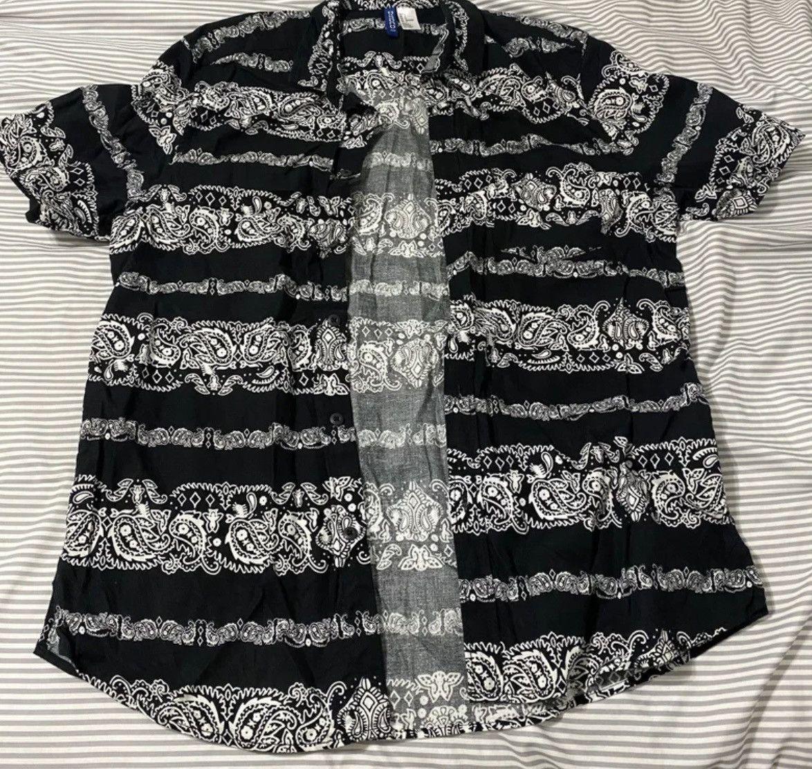 Divided H&M DIVIDED Short-Sleeved Cotton Shirt L Size US L / EU 52-54 / 3 - 1 Thumbnail