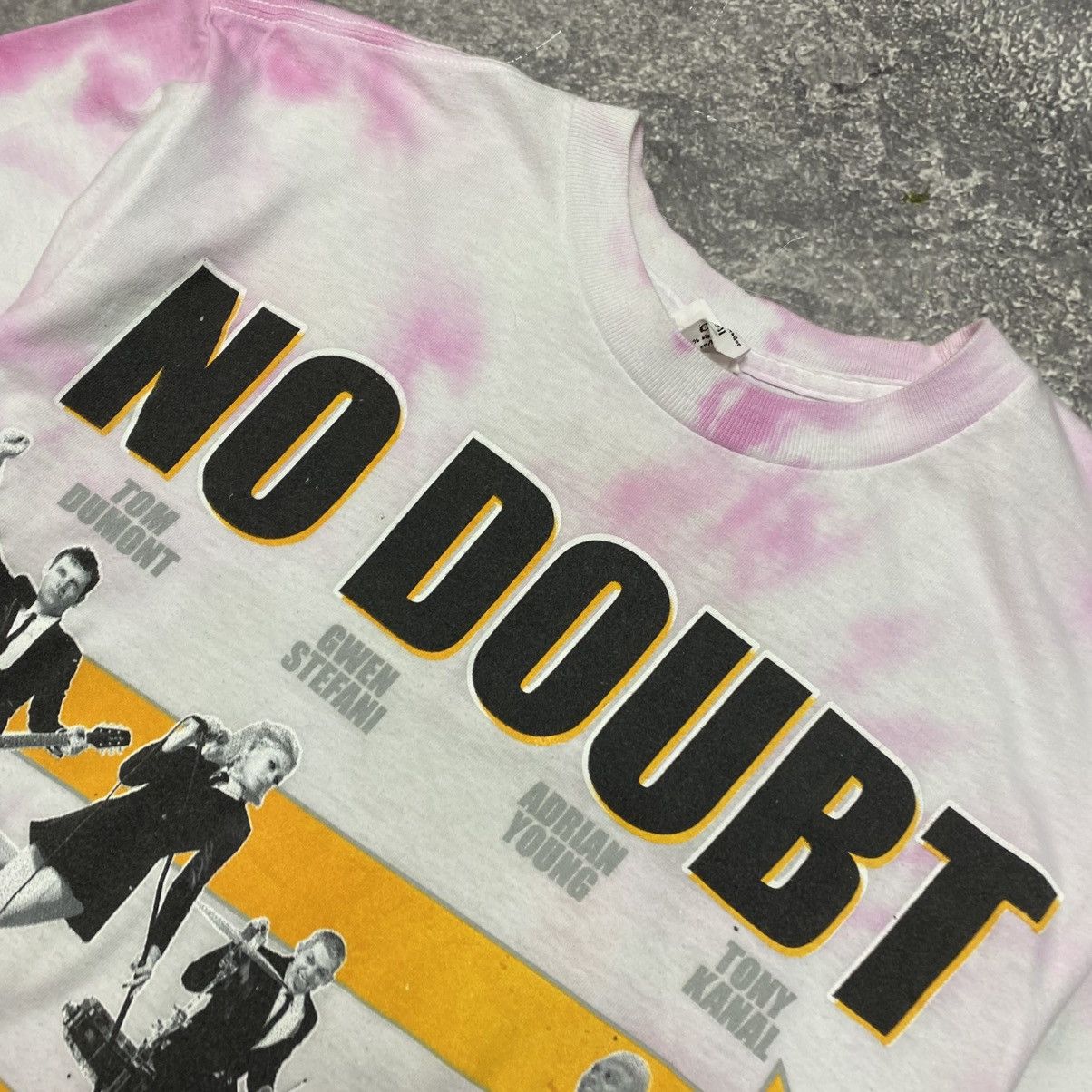 Band Tees Vintaga No Doubt 2009 Tour Graphic y2k rock band tee size S Size US S / EU 44-46 / 1 - 3 Thumbnail