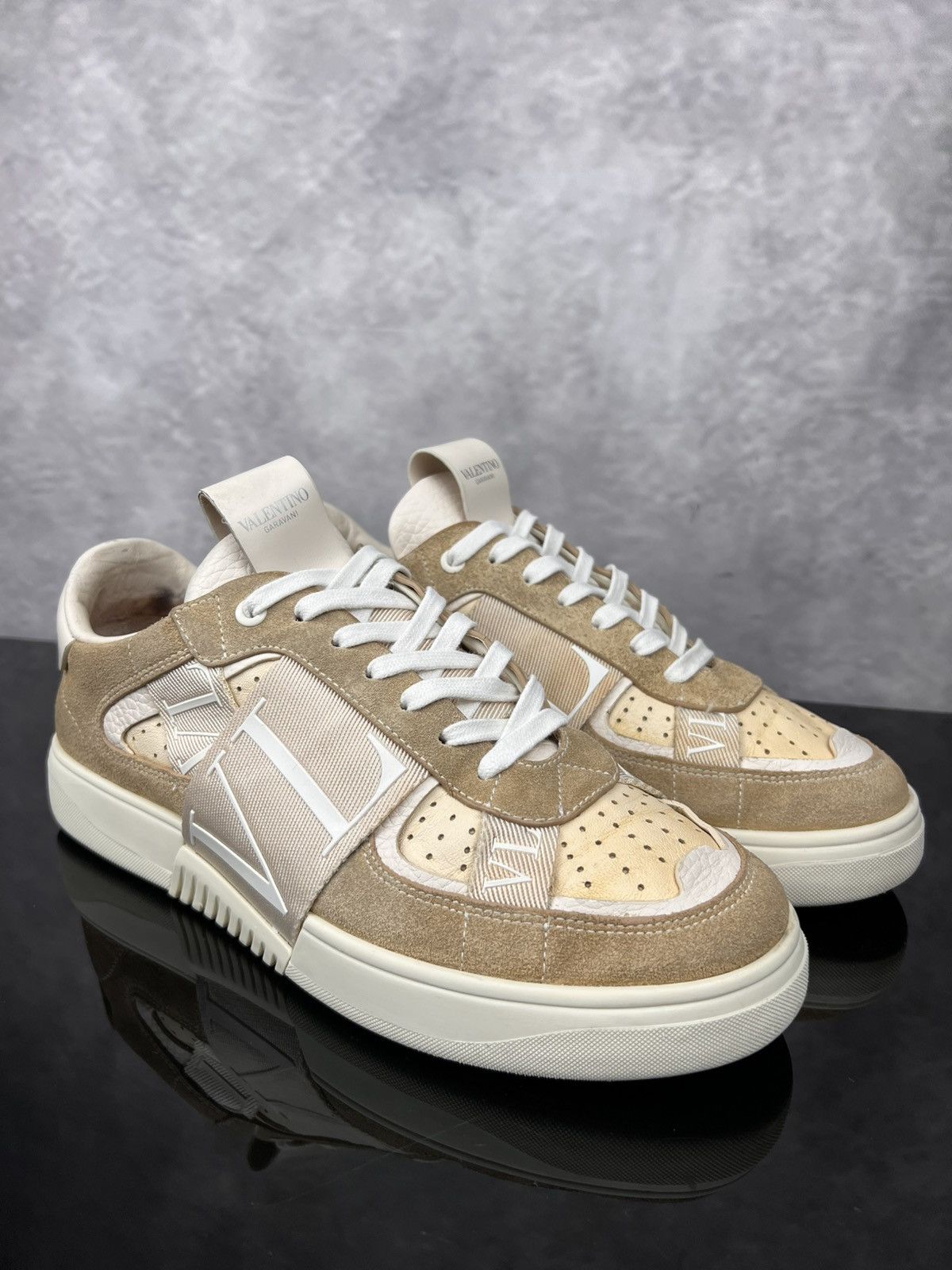 Valentino Valentino Garavani Leather Low-Top Sneakers Beige | Size 40 Size US 7 / EU 40 - 1 Thumbnail