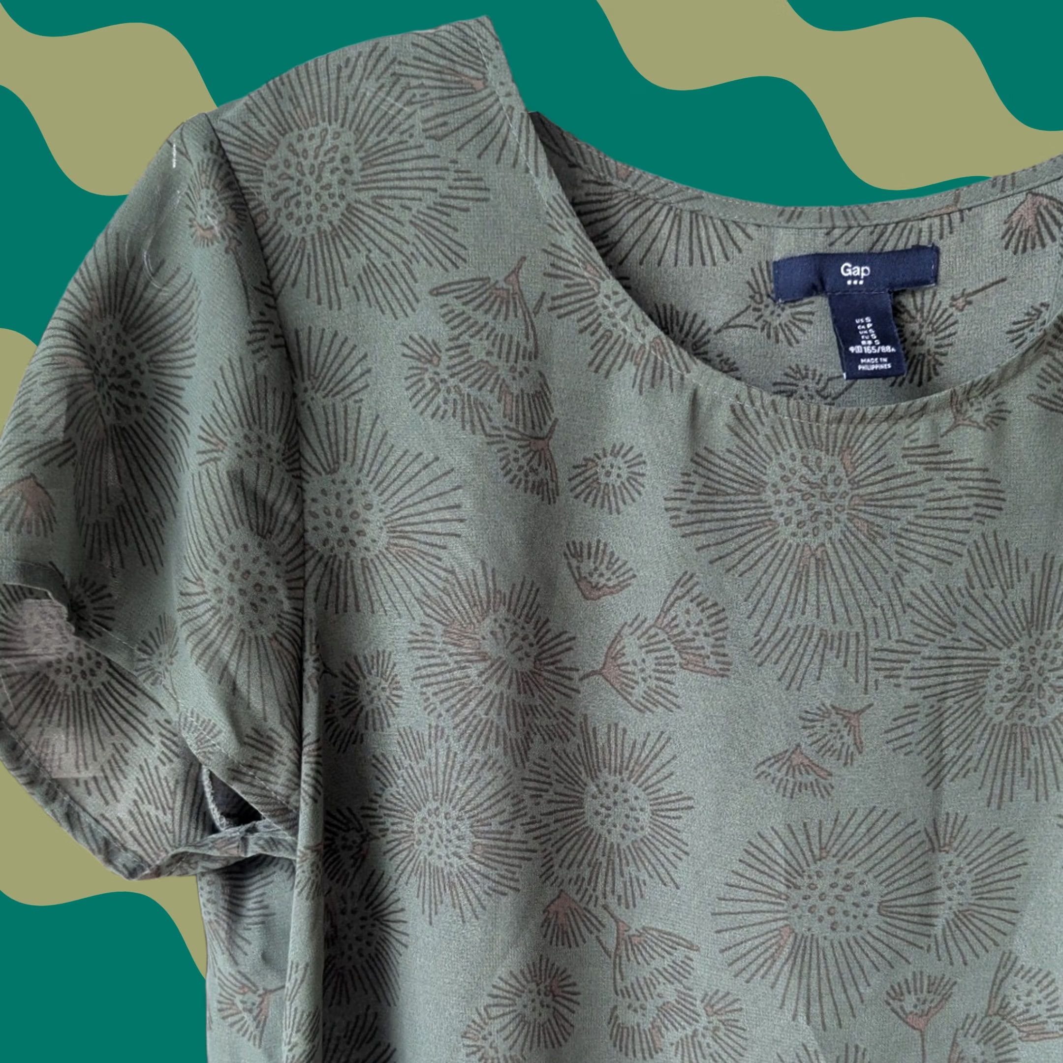 Gap Gap Blouse Short Sleeve Abstract Sunburst Print Olive Green Women Sz S Slit Back Split Back Round Neck Size S / US 4 / IT 40 - 1 Thumbnail