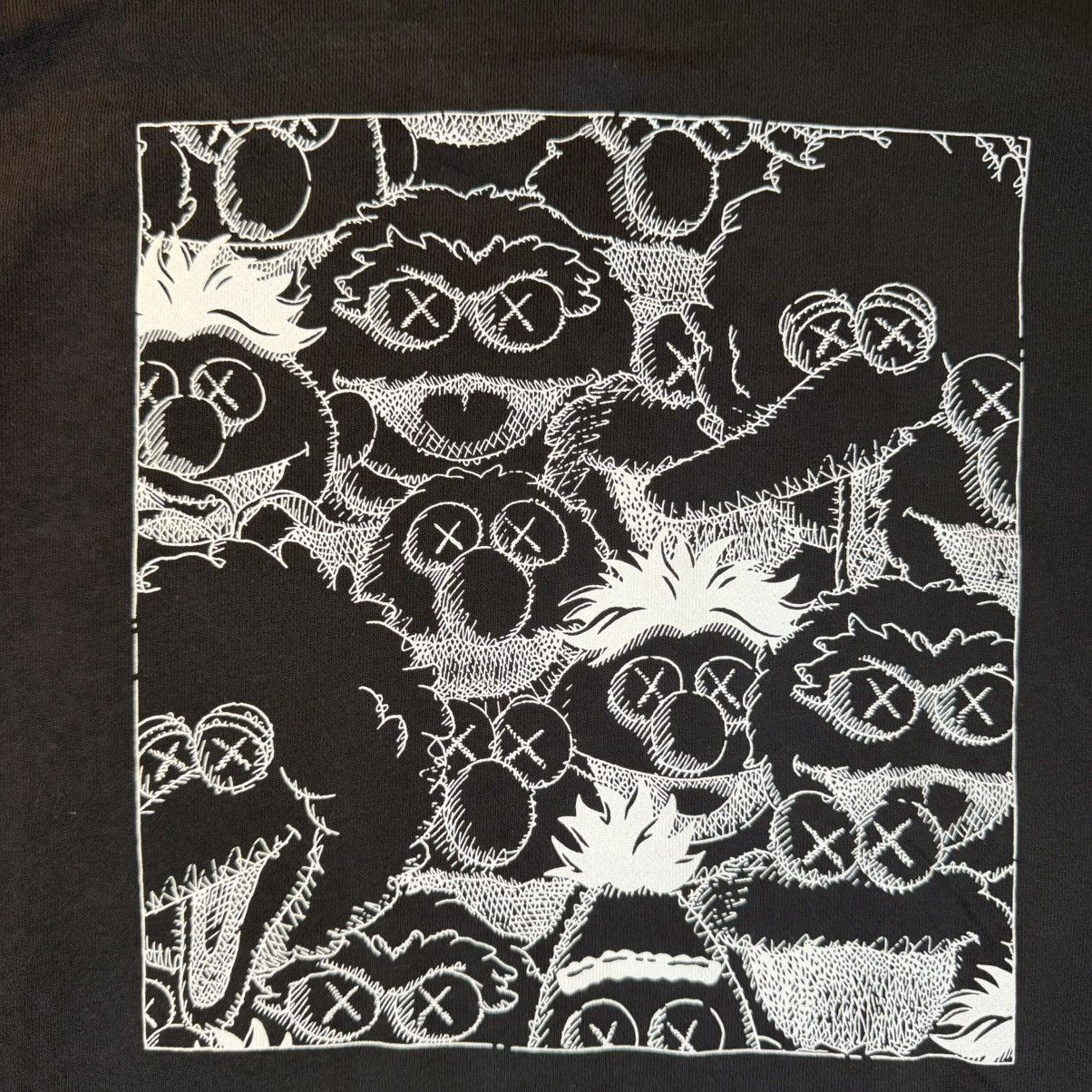 Kaws × Uniqlo Uniqlo KAWS Sesame Street Sweatshirt Mens Large Black UT Size US L / EU 52-54 / 3 - 2 Thumbnail