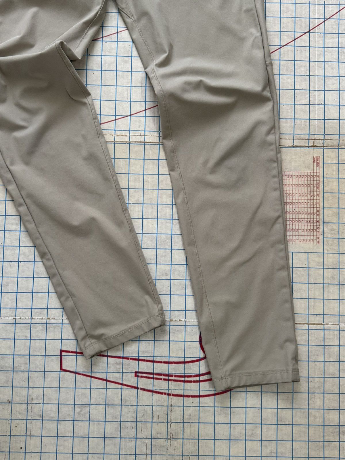 Lululemon Lululemon Commission Casual Pants Size 31 Light Tan Khaki Size US 31 - 4 Thumbnail