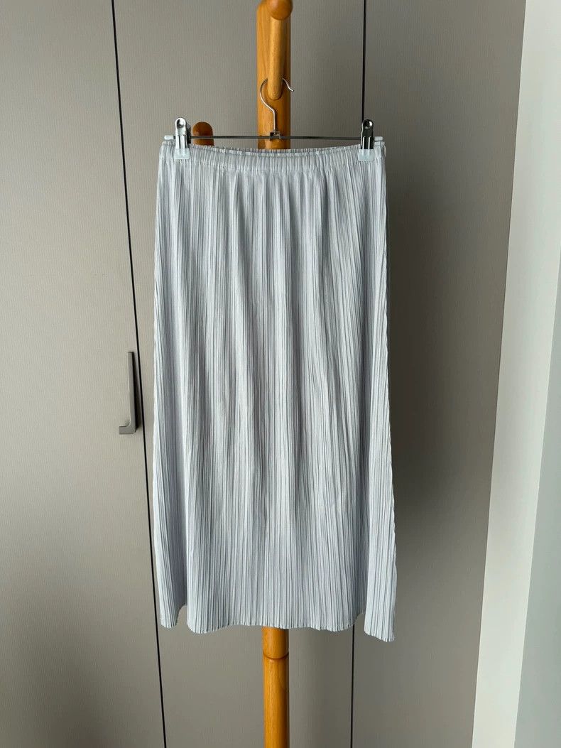 Issey Miyake Issey Miyake size:2 Light grey pleated skirt Size 22" - 2 Thumbnail