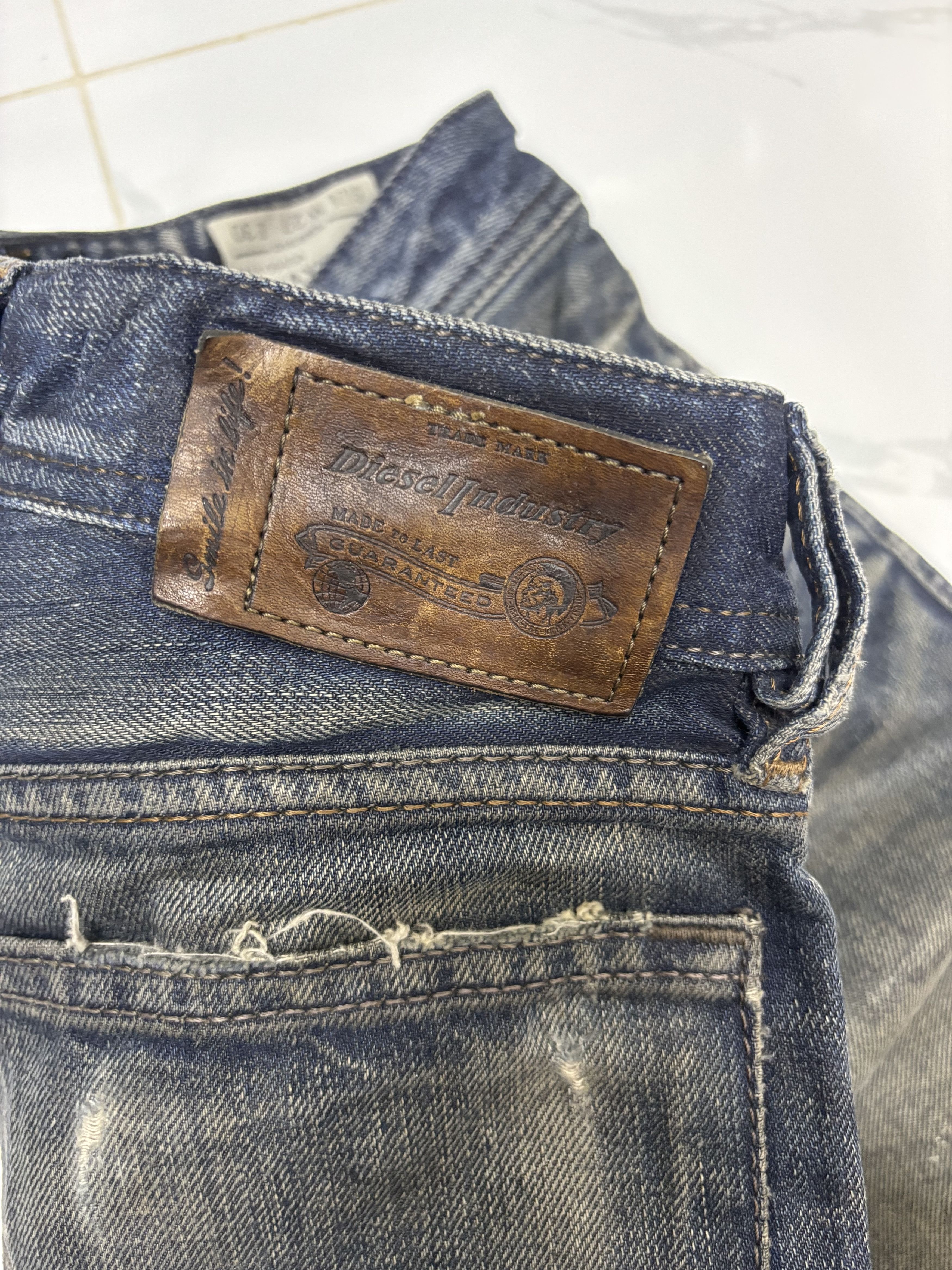 Diesel × Le Grande Bleu (L.G.B.) Vintage Diesel Waxed Distress Denim Jeans Regular Straight Size US 29 - 9 Thumbnail