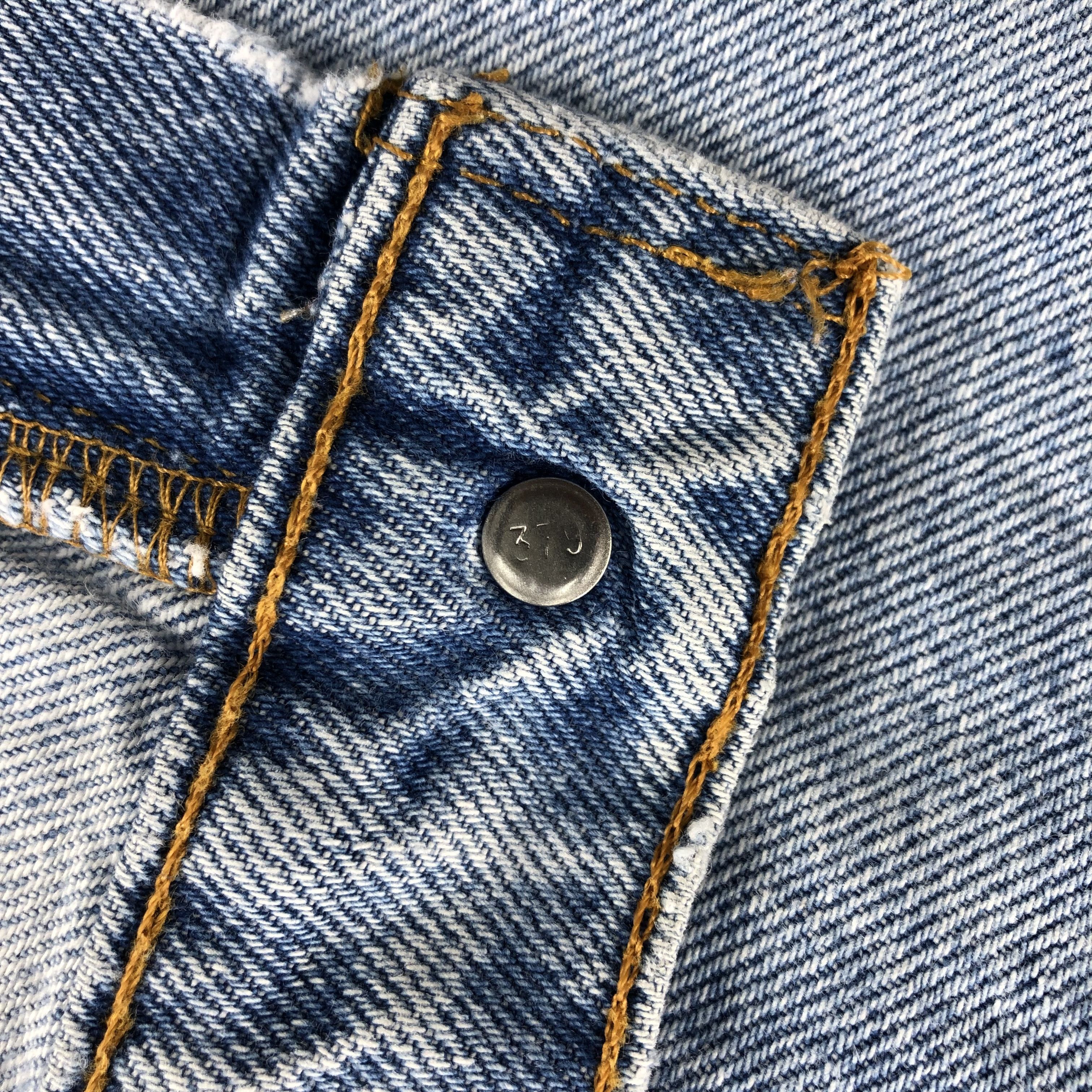 Levi's Vintage 90s Levis 505 Jeans Medium Wash Denim KJ940 Size US 29 - 10 Thumbnail