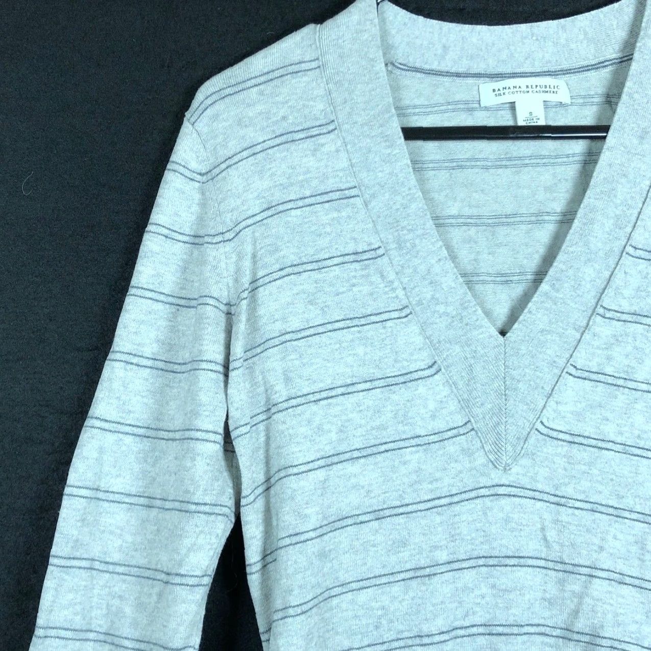 Banana Republic Banana Republic Womens Sweater Gray Pullover V-Neck Silk Cashmere Stretch Small Size S / US 4 / IT 40 - 4 Thumbnail