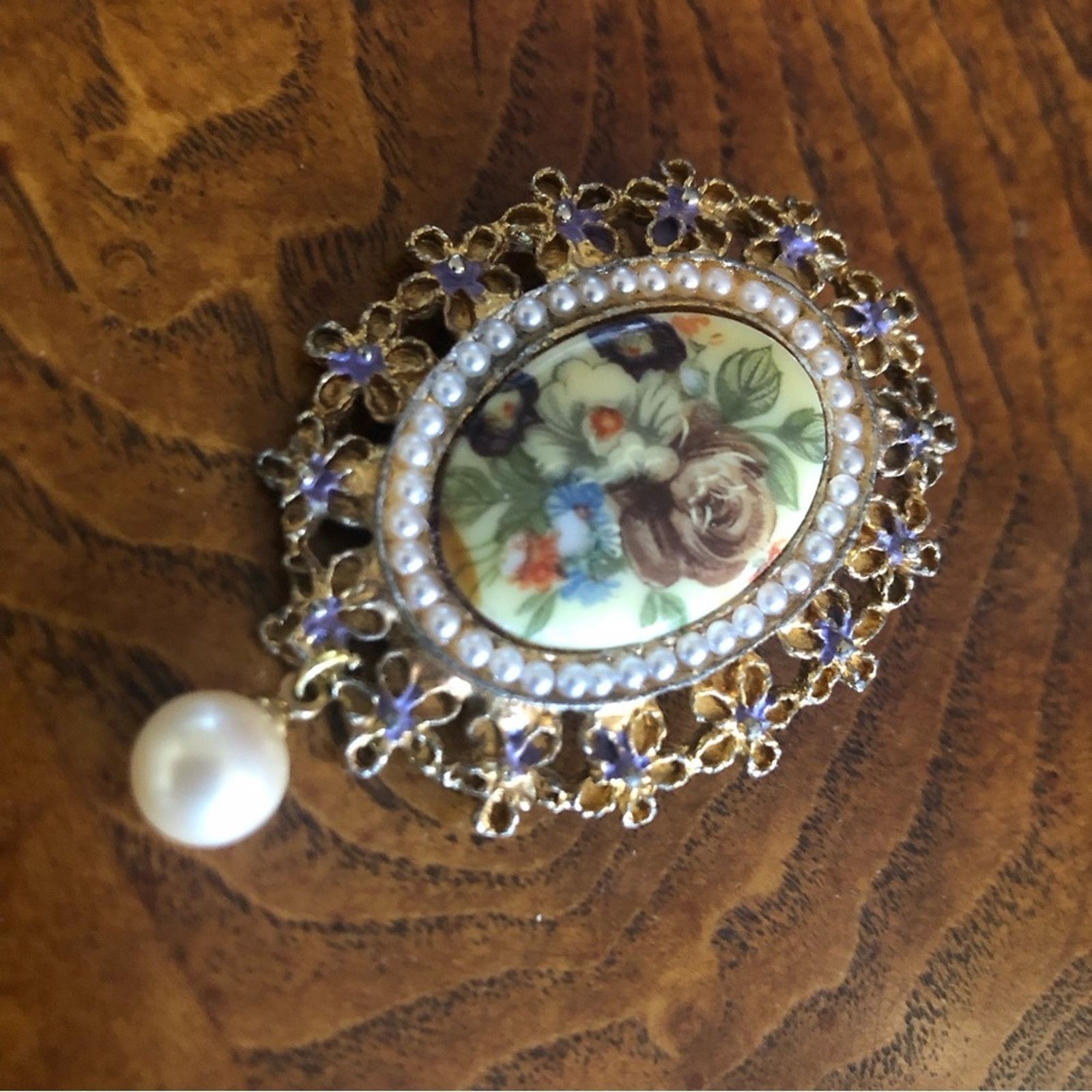 Vintage Vintage hand painted porcelain pearl halo brooch Size ONE SIZE - 3 Thumbnail