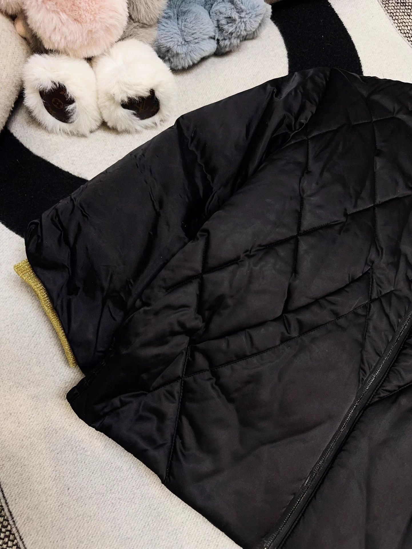 Chanel Chanel 17A Metiers d'Art Black Gold Quilted Coat Wmns 38 Size S / US 4 / IT 40 - 4 Thumbnail