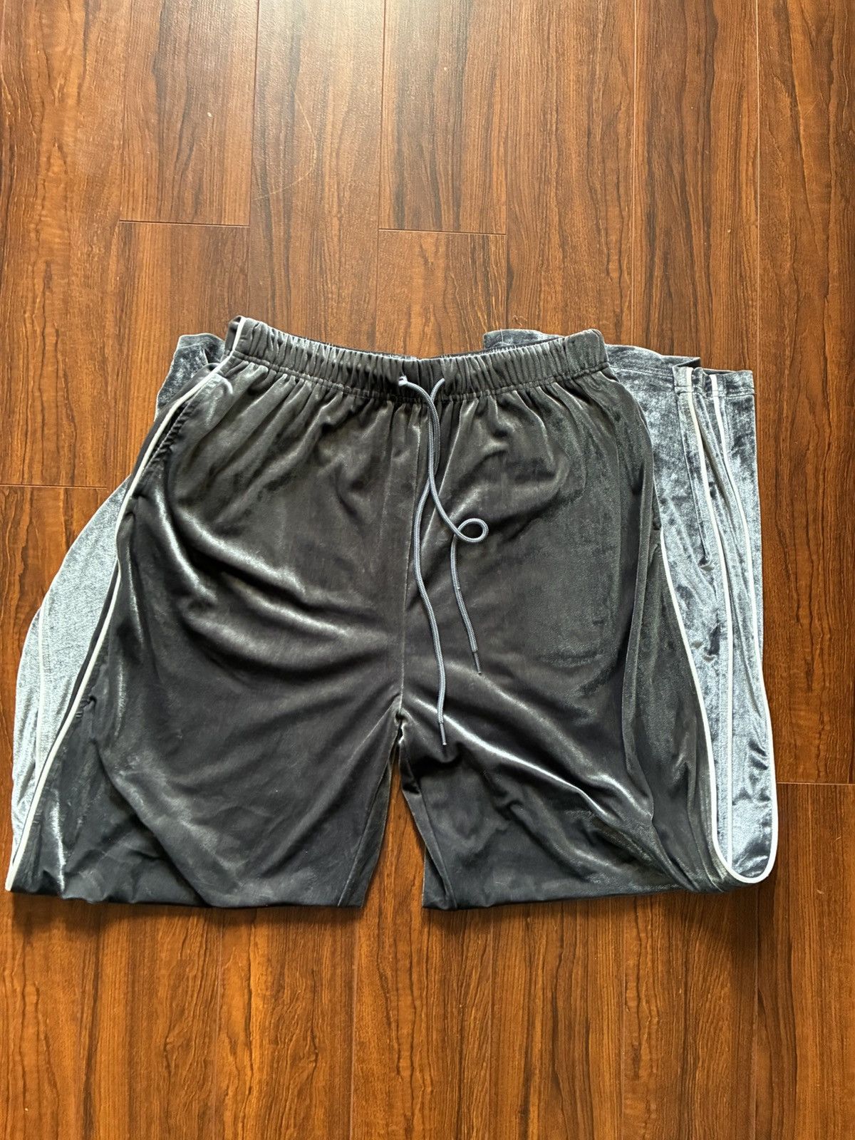 Urban Outfitters Urban Outfitters Gray Velvet Velour Track Pants. Size Medium Size US 35 - 2 Thumbnail