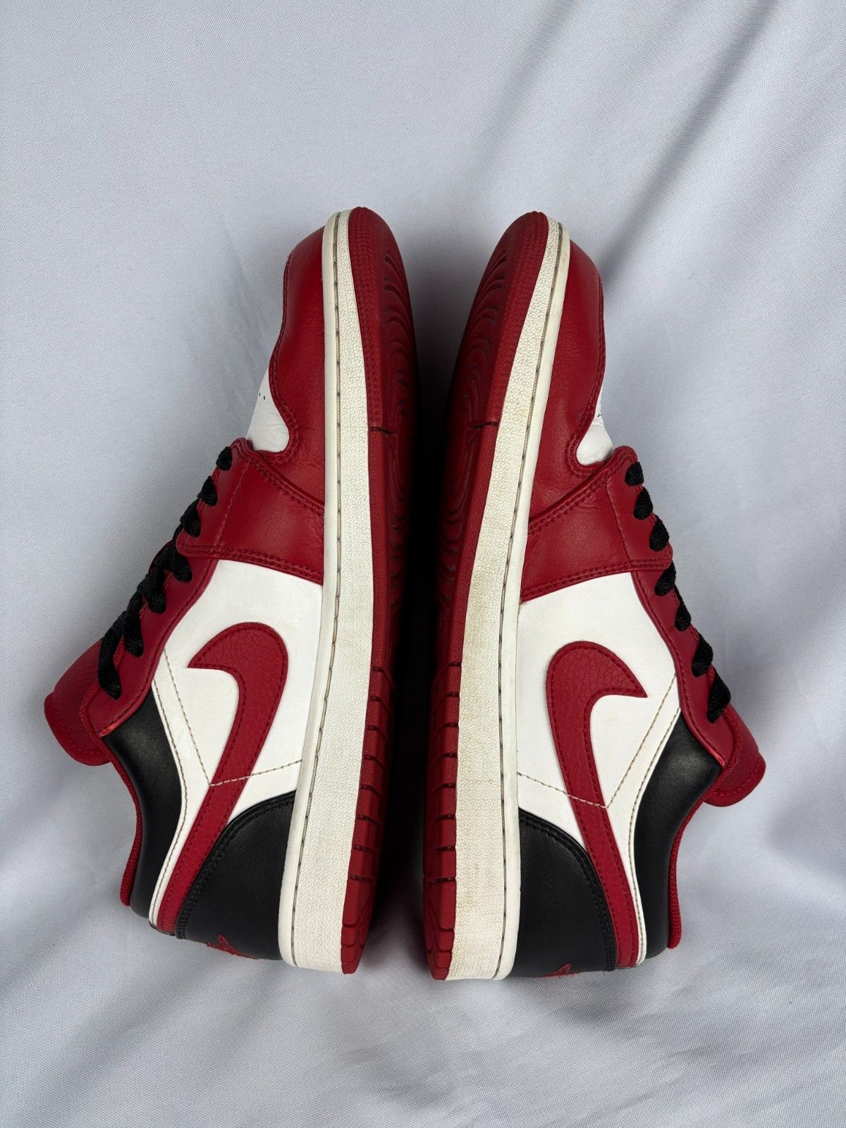 Jordan Brand Nike Air Jordan 1 Low Bulls Reverse Sneakers US 10 EU 44 Size US 10 / EU 43 - 6 Thumbnail