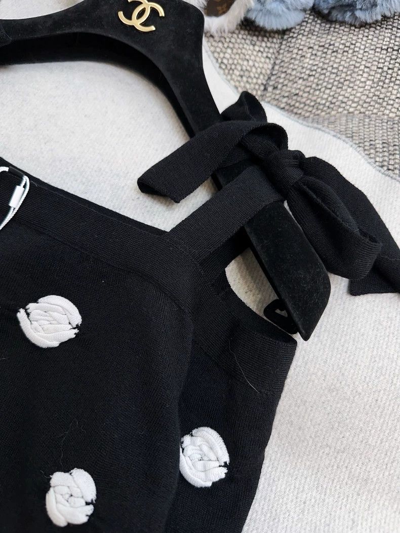 Chanel Chanel 23K black off-shoulder bow strap white embossed cam Size XS / US 0-2 / IT 36-38 - 4 Thumbnail