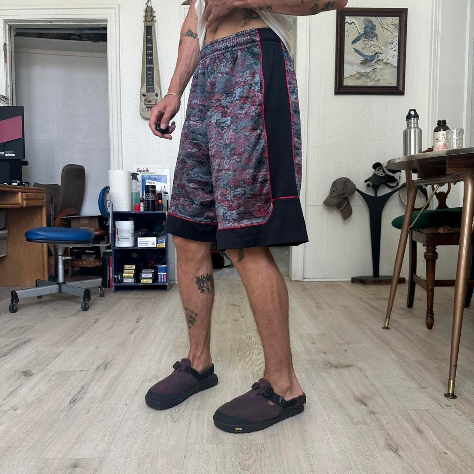 Vintage Vintage Y2K Grey Red Digi Camo Long And1 Basketball Shorts Size US 28 / EU 44 - 1 Thumbnail