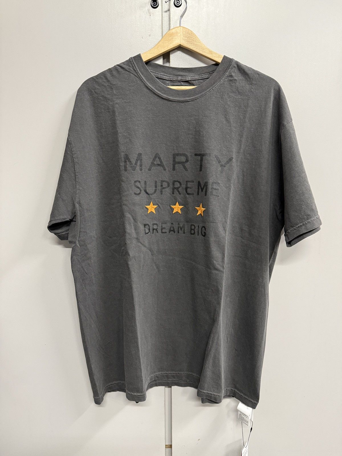 URBAN RESEARCH DOORS URBAN RESEARCH×MARTY SUPREME×A24 - 3STAR LOGO T-SHIRT Size US L / EU 52-54 / 3 - 1 Thumbnail