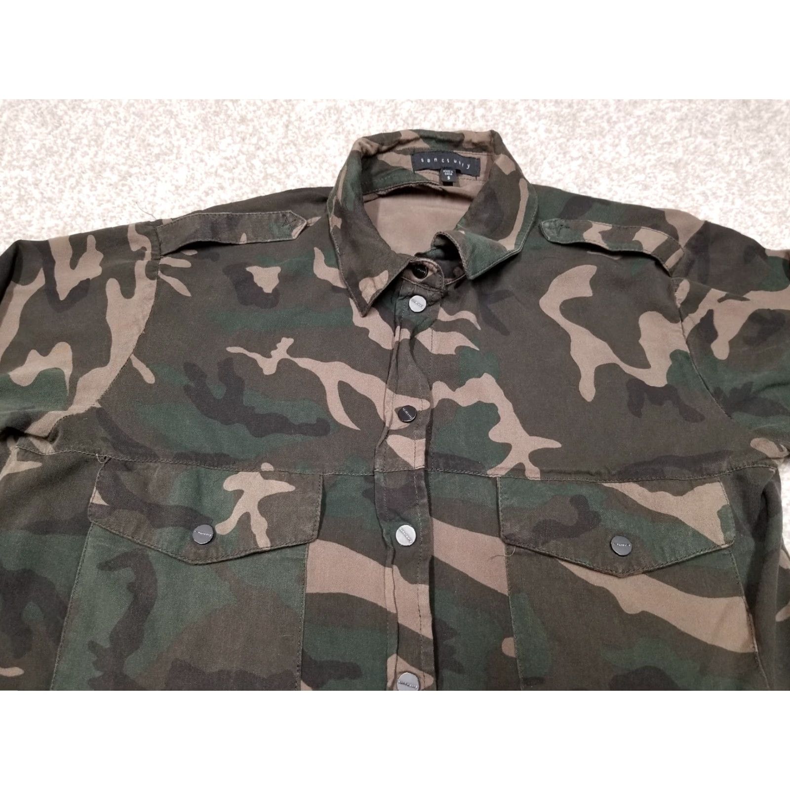 Sanctuary Sanctuary Top Womens Small Green Camouflage 100% Rayon Long Sleeve Snaps Roll Tab Shirt Women S Green Camouflage 100% Rayon Roll Tab Snaps Size S / US 4 / IT 40 - 2 Thumbnail