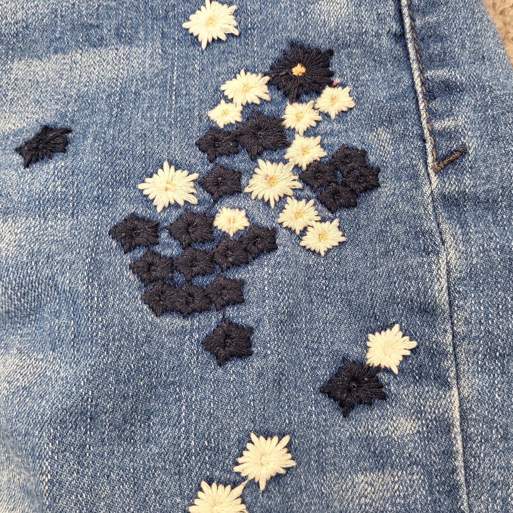 Vintage Black Daisy Kate Straight Leg Jeans Pants Womens 13/31 Light Faded Blue Floral Denim Size 34" / US 12 / IT 48 - 6 Thumbnail