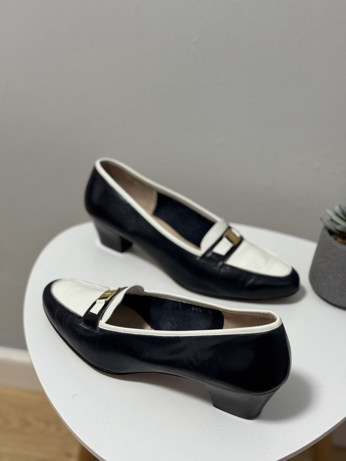 Salvatore Ferragamo SALVATORE FERRAGAMO Varina Leather Flat Black/White Size 9 Size US 9 / IT 39 - 8 Thumbnail