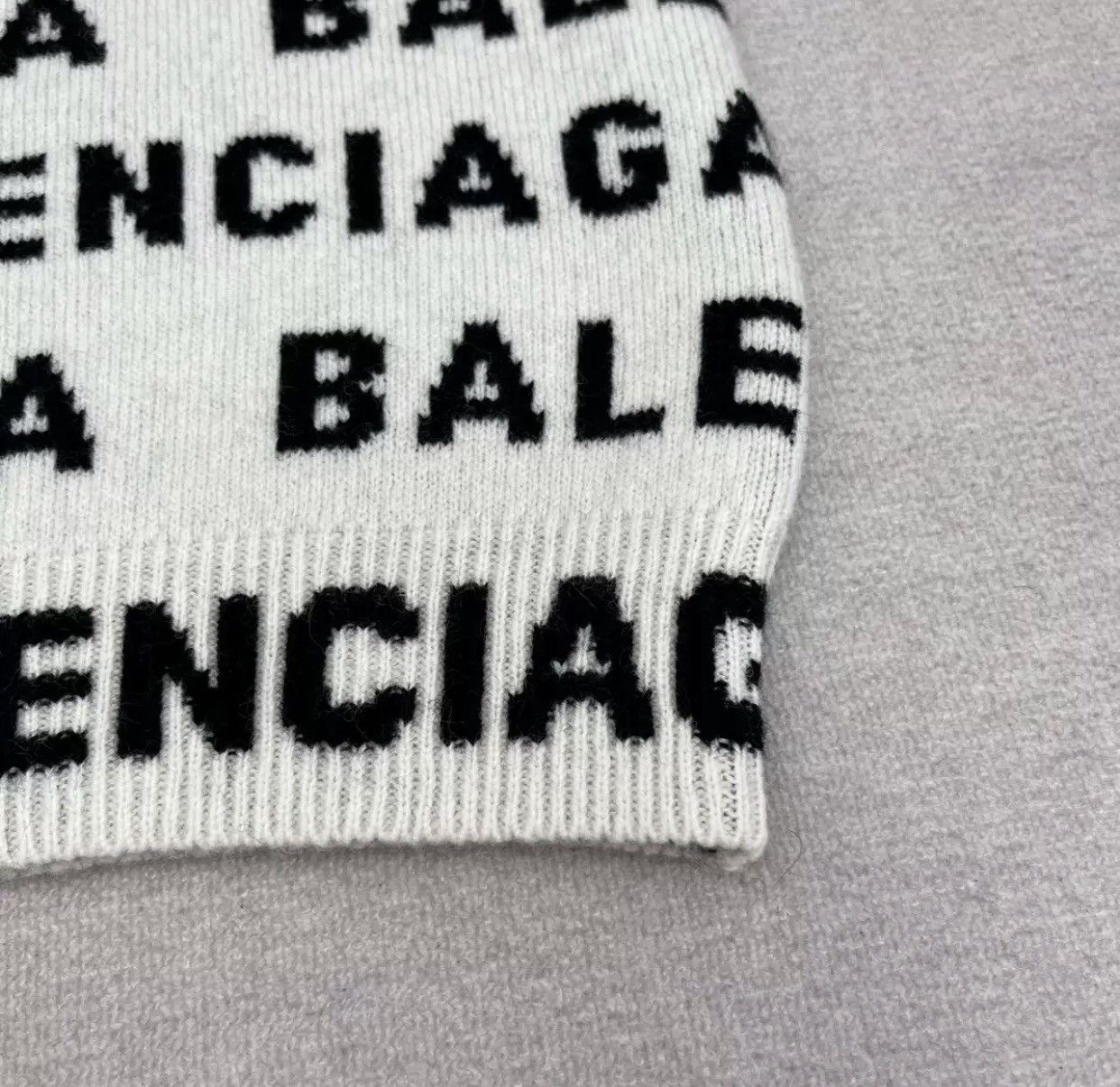 Balenciaga Balenciaga logo round neck long sleeved sweater Size US S / EU 44-46 / 1 - 5 Thumbnail