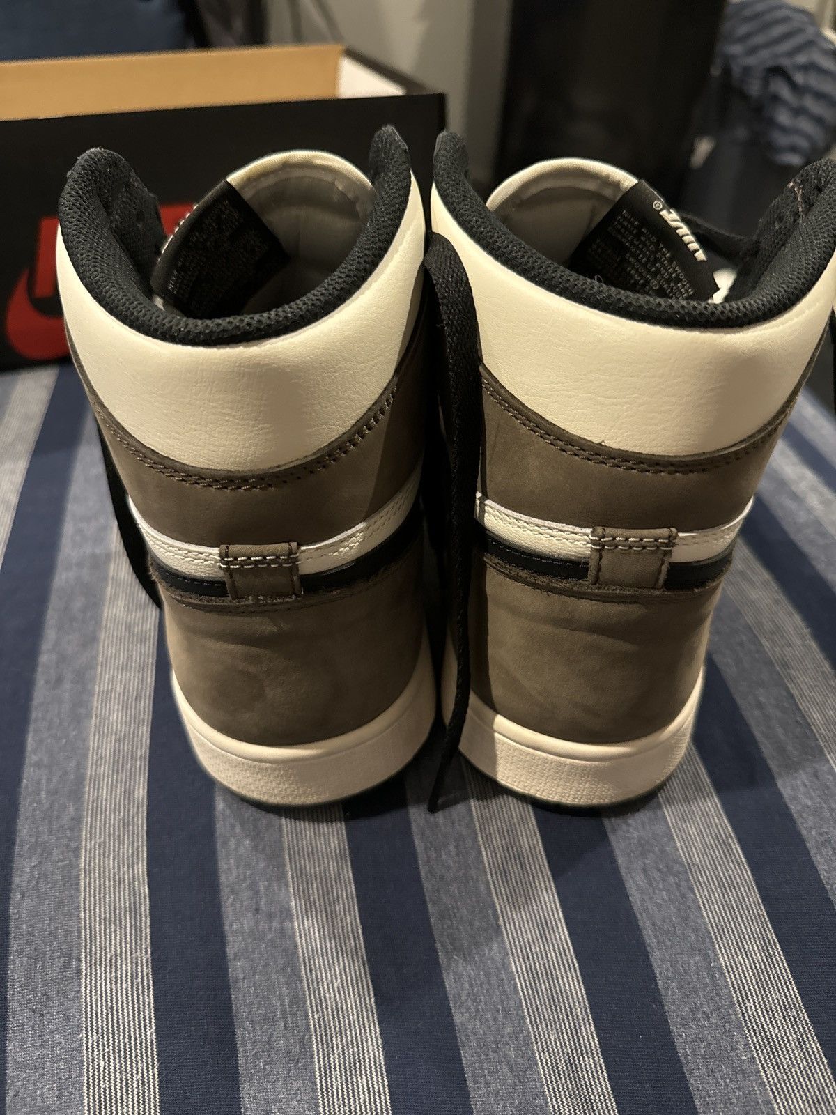 Nike Jordan 1 Mocha Size US 12 / EU 45 - 4 Thumbnail