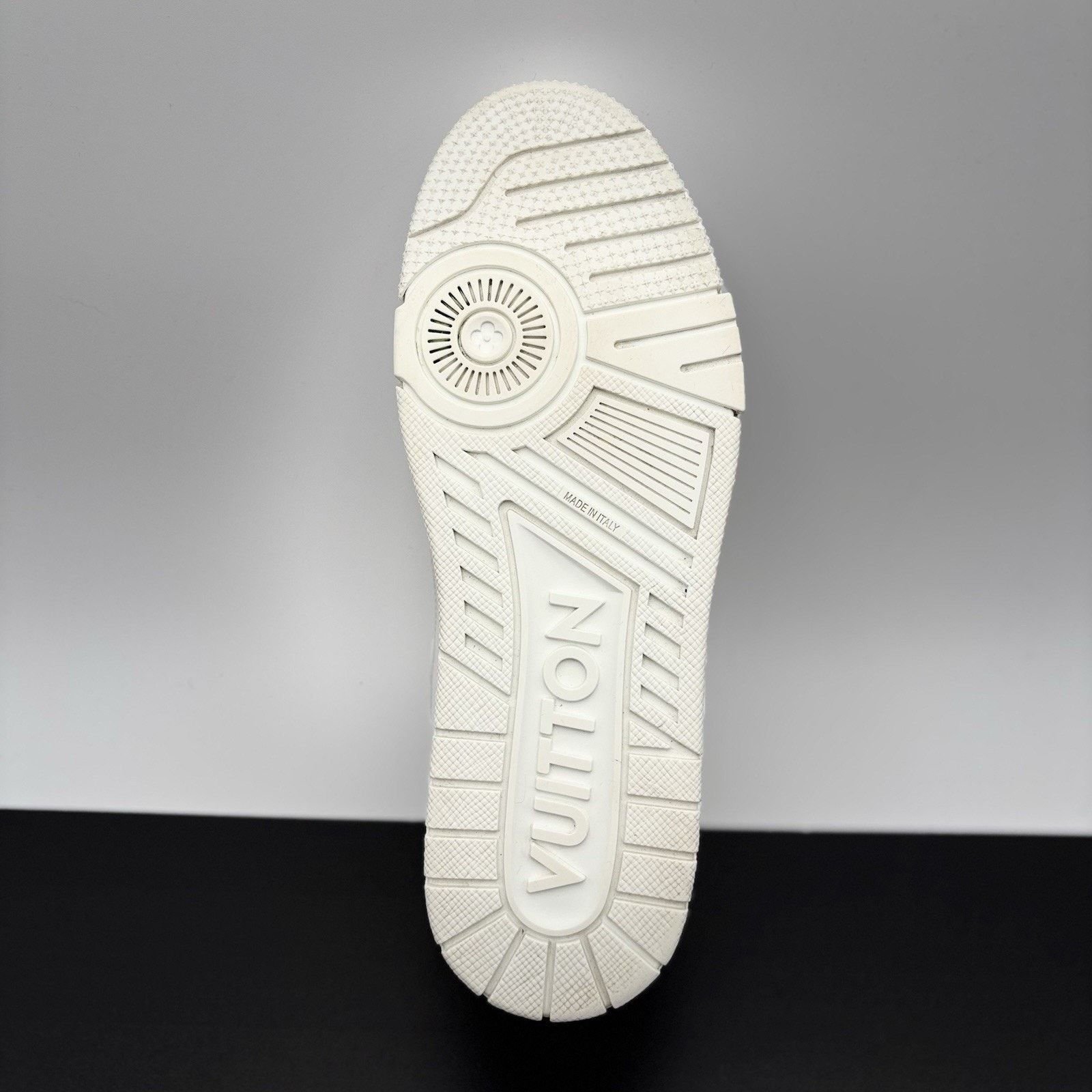 Louis Vuitton Louis Vuitton Trainer ' White ' | EXCELLENT CONDITION! Size US 8.5 / EU 41-42 - 19 Thumbnail