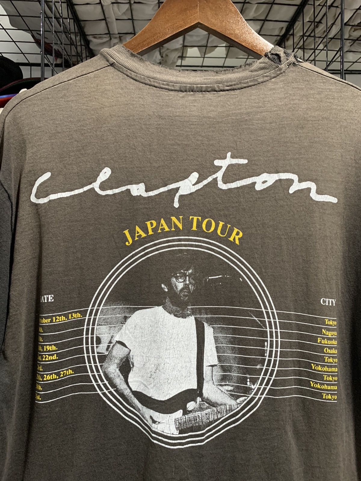 Band Tees × Vintage Vintage Sun Faded Eric Clapton Japan Tour Tshirt Size US L / EU 52-54 / 3 - 4 Thumbnail