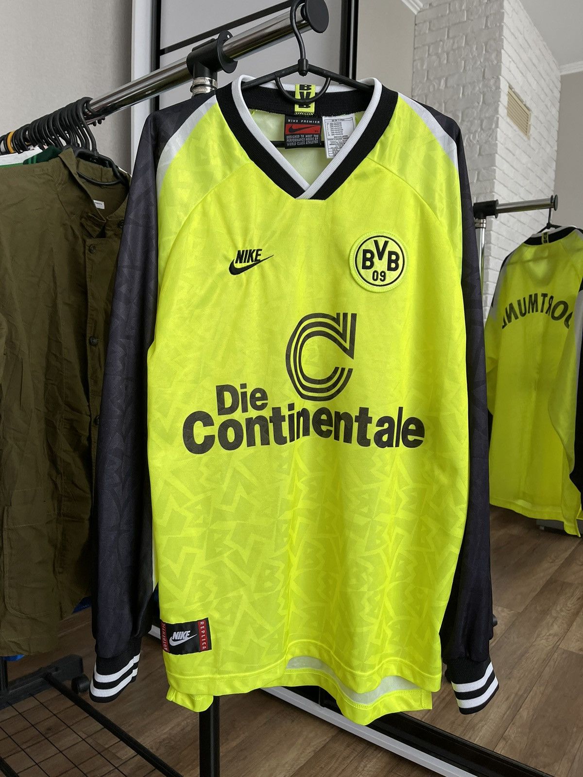 Nike 1995/1996 Nike Borussia Dortmund Vintage Soccer Jersey Tee Size US XL / EU 56 / 4 - 1 Thumbnail