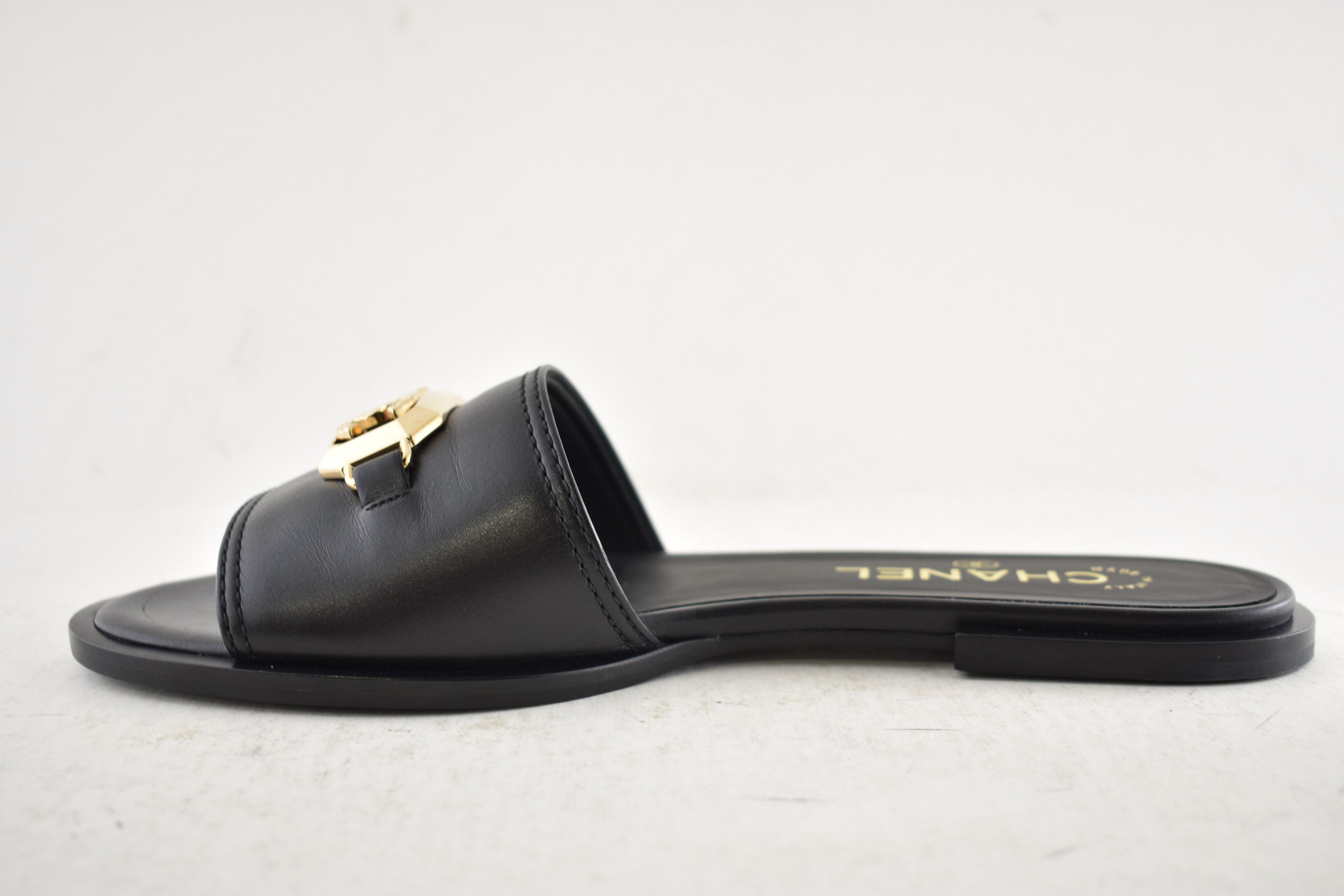 Chanel Chanel 23B Leather Gold CC Logo Mule Slides Sandals Flat 38 Size US 8 / IT 38 - 14 Thumbnail