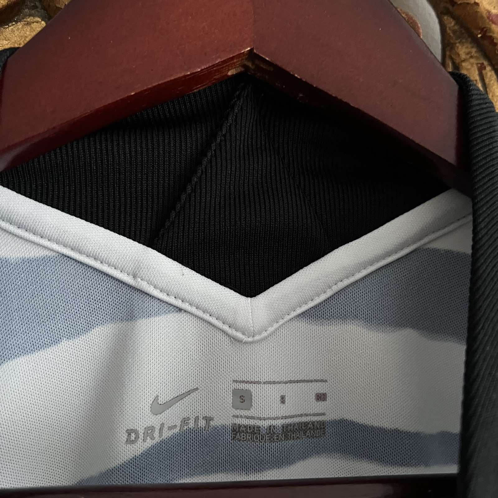 Nike Nike White Korea Zebra Striped Jersey Sz S Size US S / EU 44-46 / 1 - 5 Thumbnail