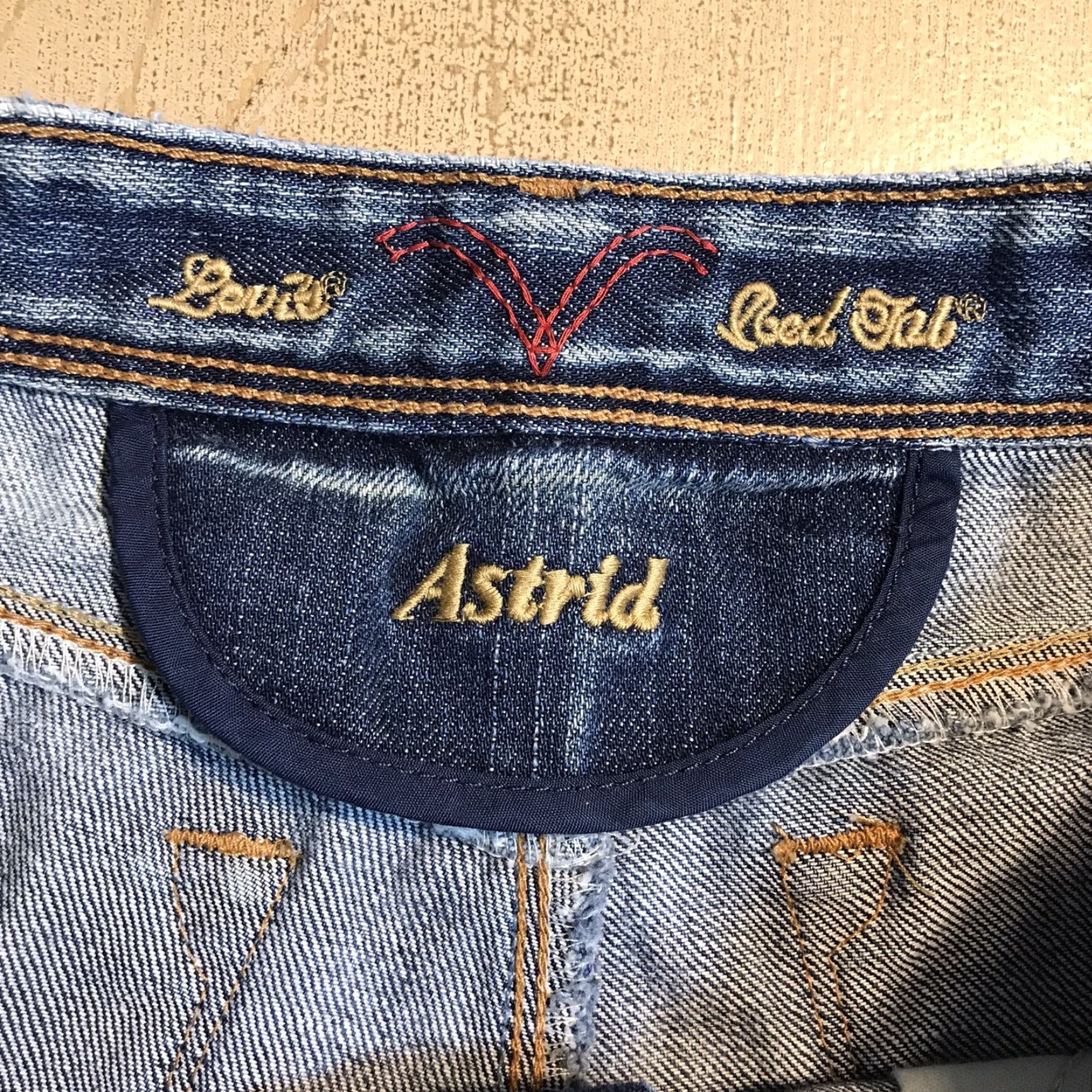 Levi's VINTAGE Levi's Astrid Shorts Womens 26 Inseam 2.5 Denim Blue Zip Fly 5-Pocket Distressed Crotch Area 90s Retro Hip Hop Punk Grunge USA Size 26" / US 2 / IT 38 - 4 Thumbnail