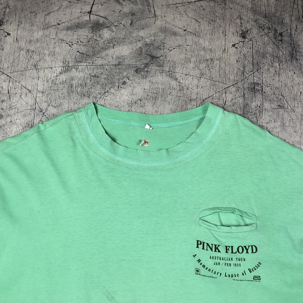 Pink Floyd Rare 1988 Pink Floyd Australian Tour Tee Size US L / EU 52-54 / 3 - 6 Thumbnail