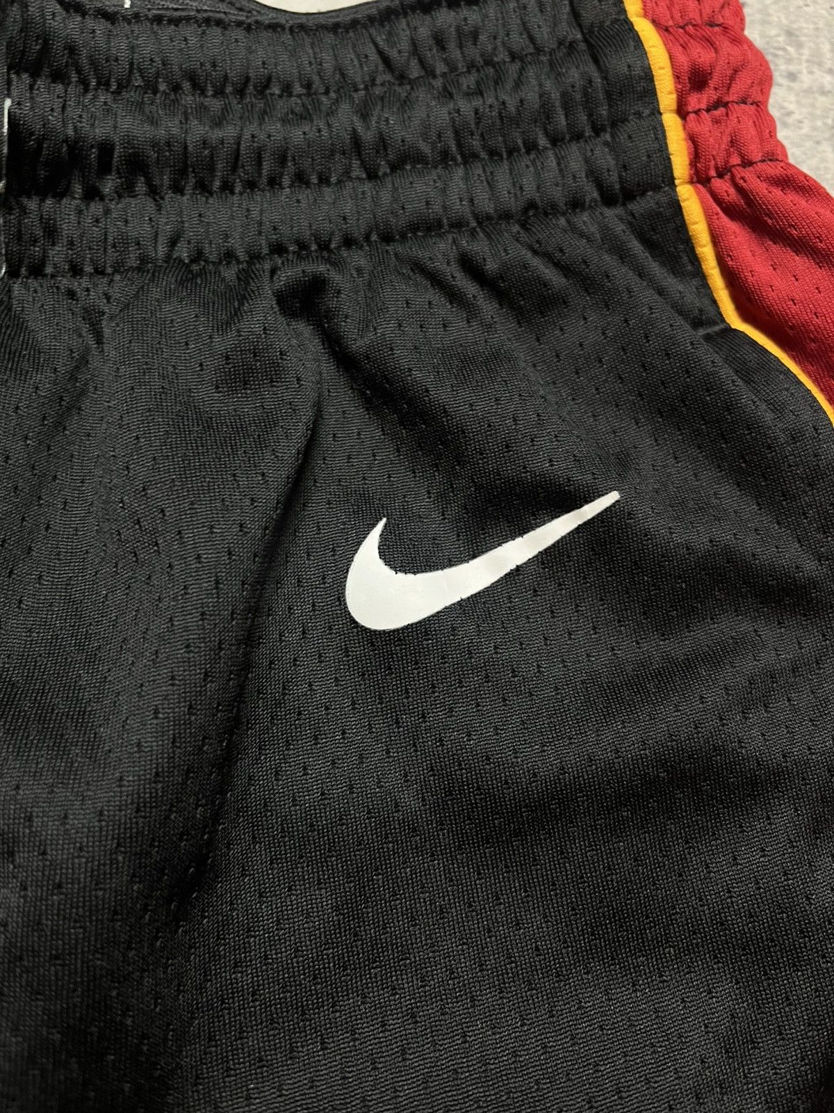 Nike NIKE MIAMI HEAT ICON EDITION NBA SWINGMAN SHORTS SIZE 30(S) Size US 30 / EU 46 - 3 Thumbnail
