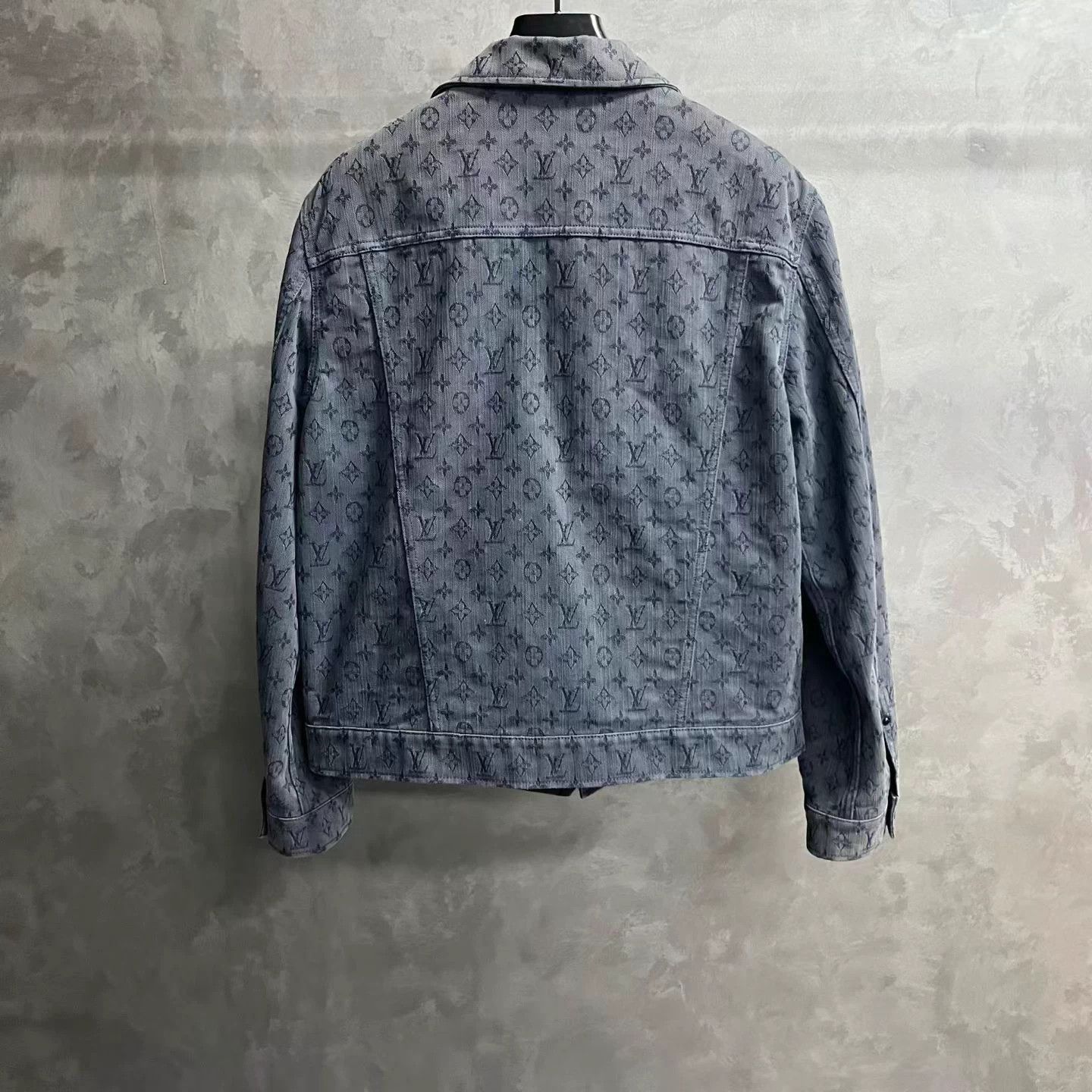 Louis Vuitton Louis Vuitton Blue Logo Allover Longsleeve Denim Jacket Size US L / EU 52-54 / 3 - 2 Thumbnail
