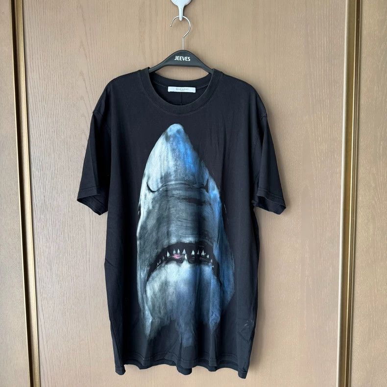 Other Givenchy Best-selling classic black shark short-sleeve, si Size US S / EU 44-46 / 1 - 1 Thumbnail