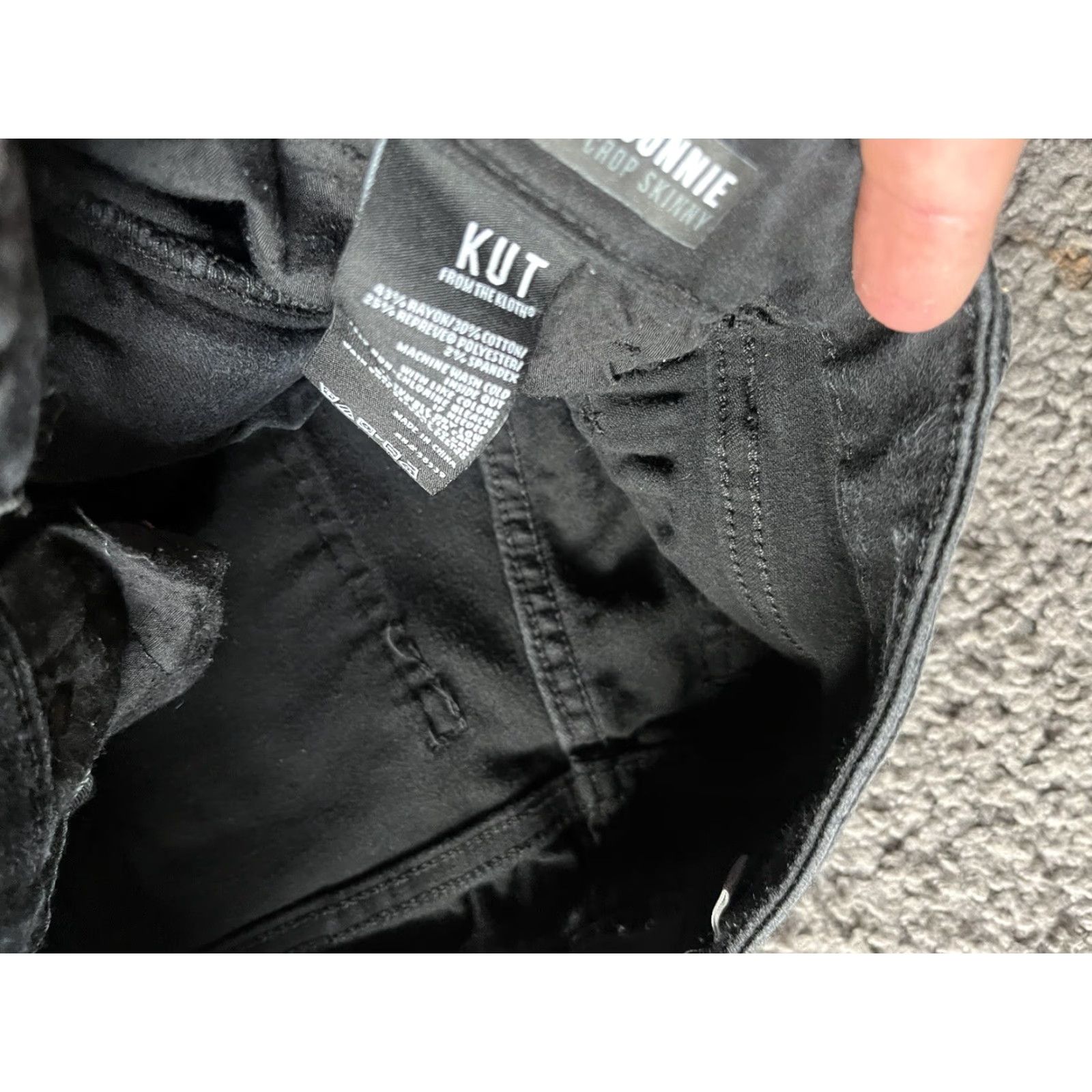 Vintage KUT from the Kloth Jeans Womens Size 2 Black Skinny Denim Stretch Raw Hem Size 26" / US 2 / IT 38 - 3 Thumbnail