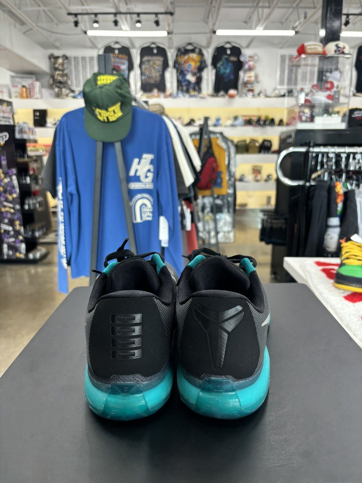 Nike Nike Kobe 10 Radiant Emerald Sz. 12.5 Size US 12.5 / EU 45-46 - 6 Thumbnail