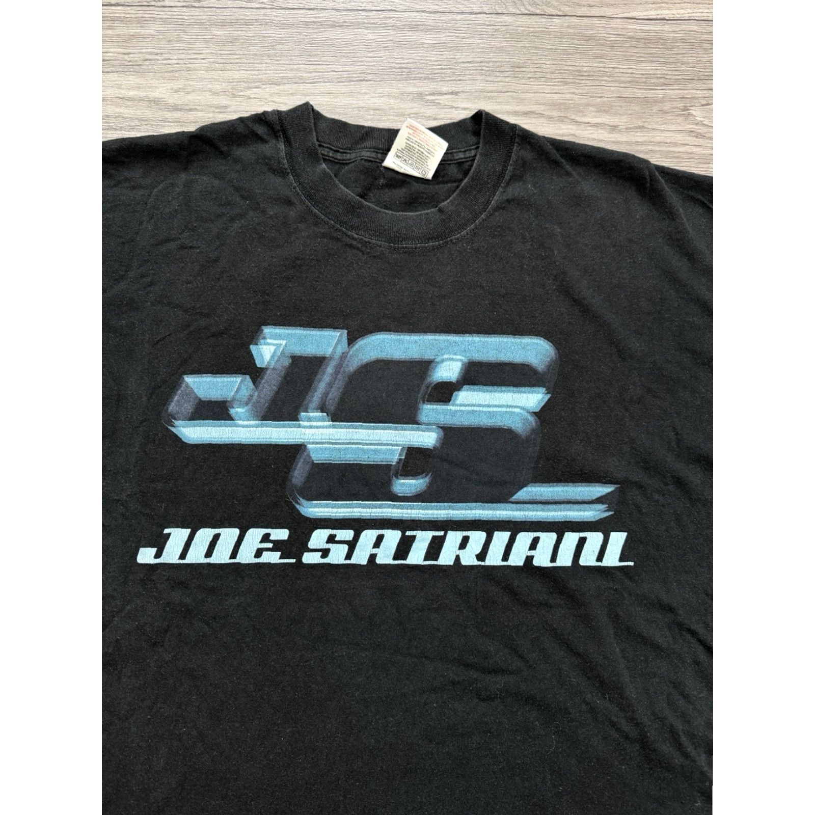 Fruit Of The Loom VINTAGE Joe Satriani Strange Beautiful Tour 2002 Black T-Shirt XL Mens Short Sleeve FXOFOT Loom Shirt Size US XL / EU 56 / 4 - 7 Thumbnail
