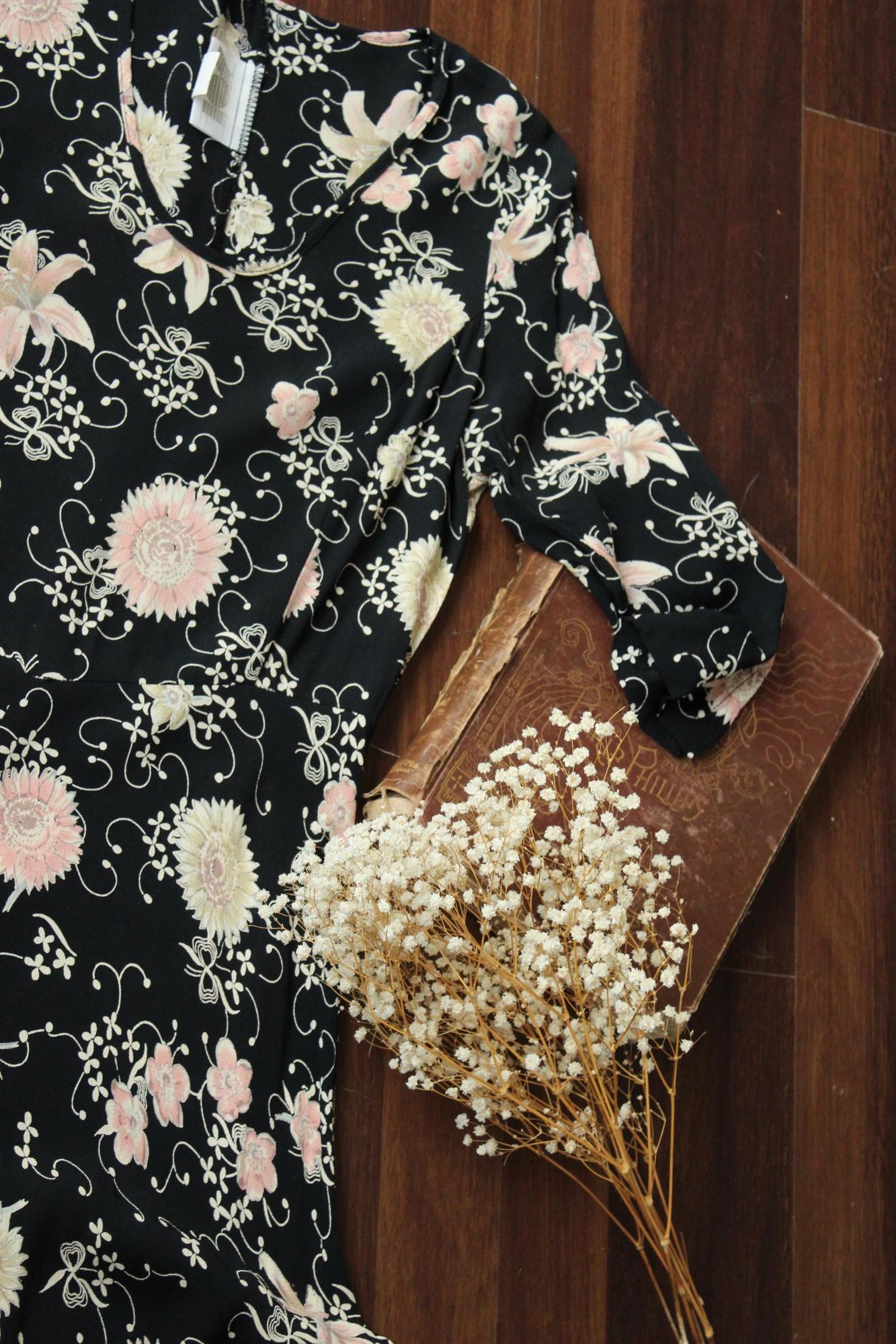 Vintage Vintage 1980's 1990s Dress, Zoe Black Floral Print Rayon Fro Size S / US 4 / IT 40 - 9 Thumbnail