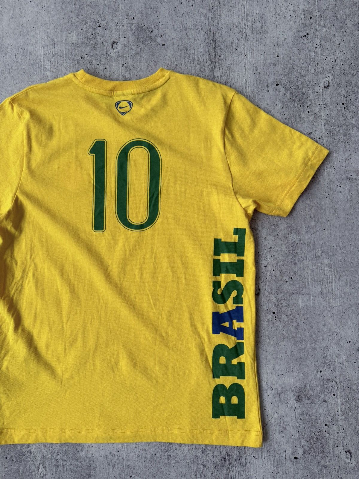 Nike 🩸RARE🩸Nike Vintage Y2K Brazil Ronaldinho #10 T Shirt Size US M / EU 48-50 / 2 - 9 Thumbnail