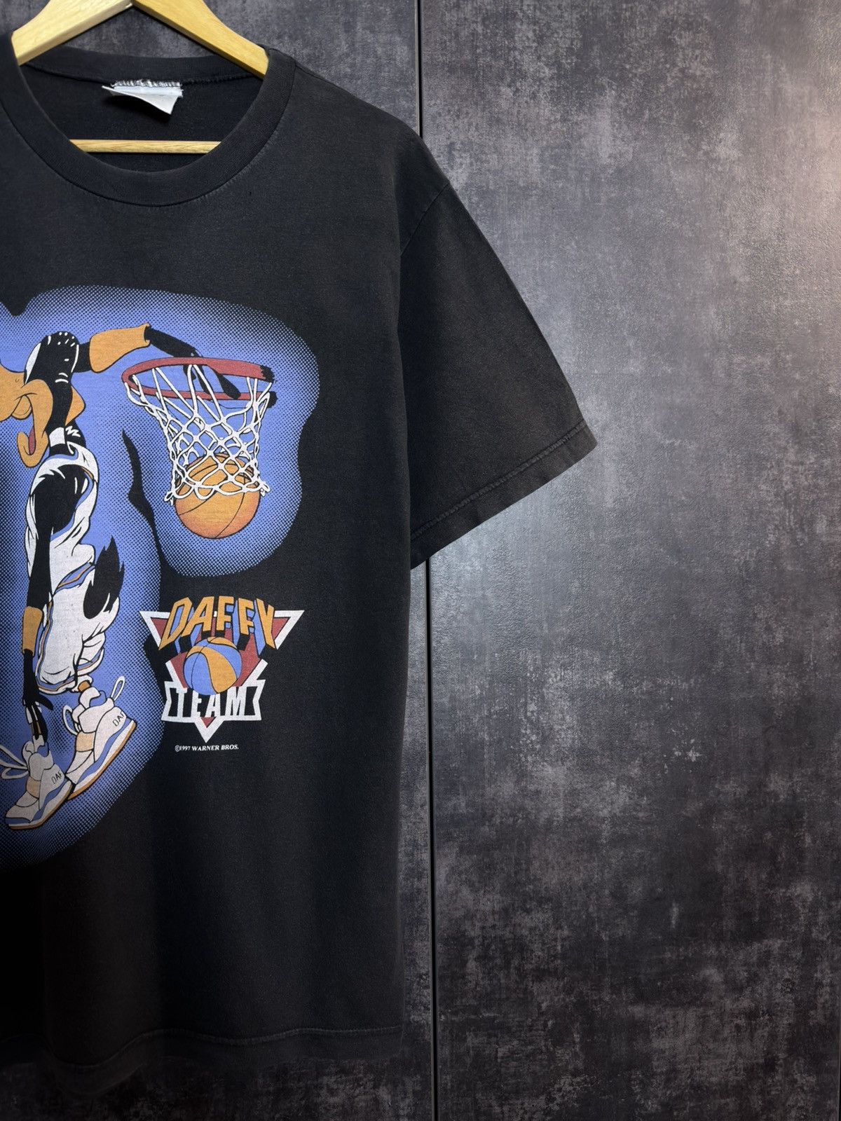 Vintage Vintage 1997 Daffy NBA Dunk Jordan T-shirt Supreme Y3 424 Size US L / EU 52-54 / 3 - 4 Thumbnail