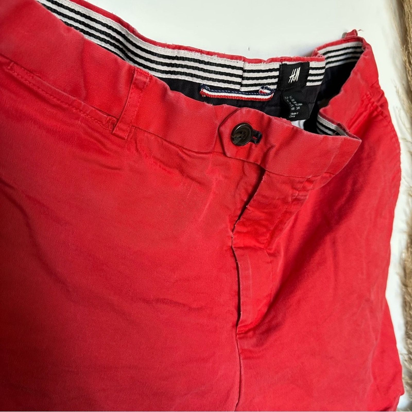 H&M MENS H&M Bright Red Flat Front Casual Preppy Chino Shorts Size US 34 / EU 50 - 4 Thumbnail