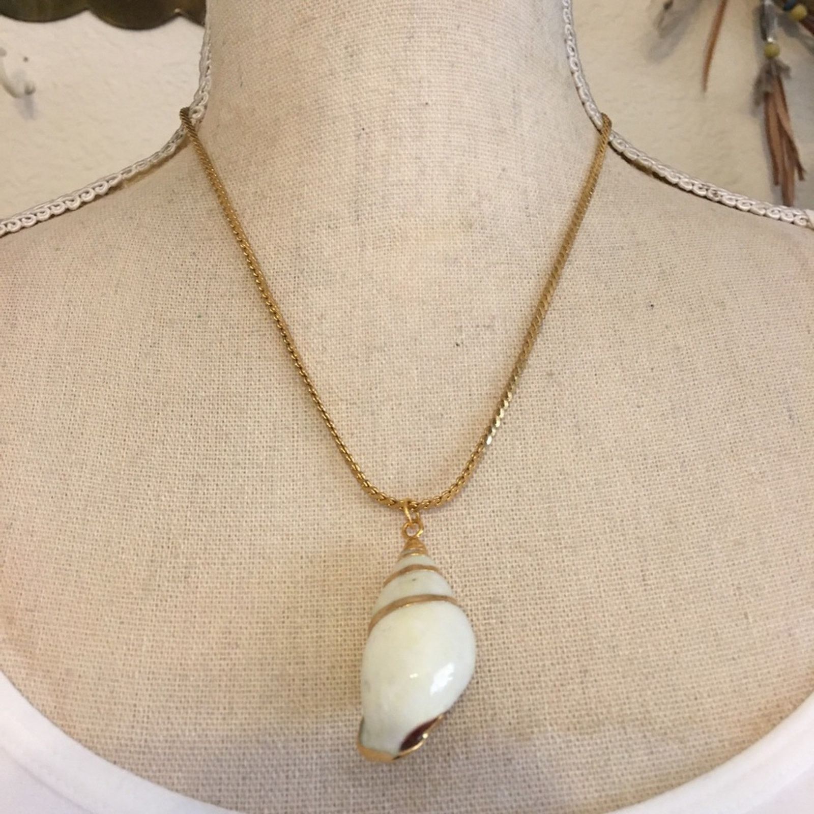 Vintage Vintage natural tulip shell pendant on chain Size ONE SIZE - 1 Thumbnail