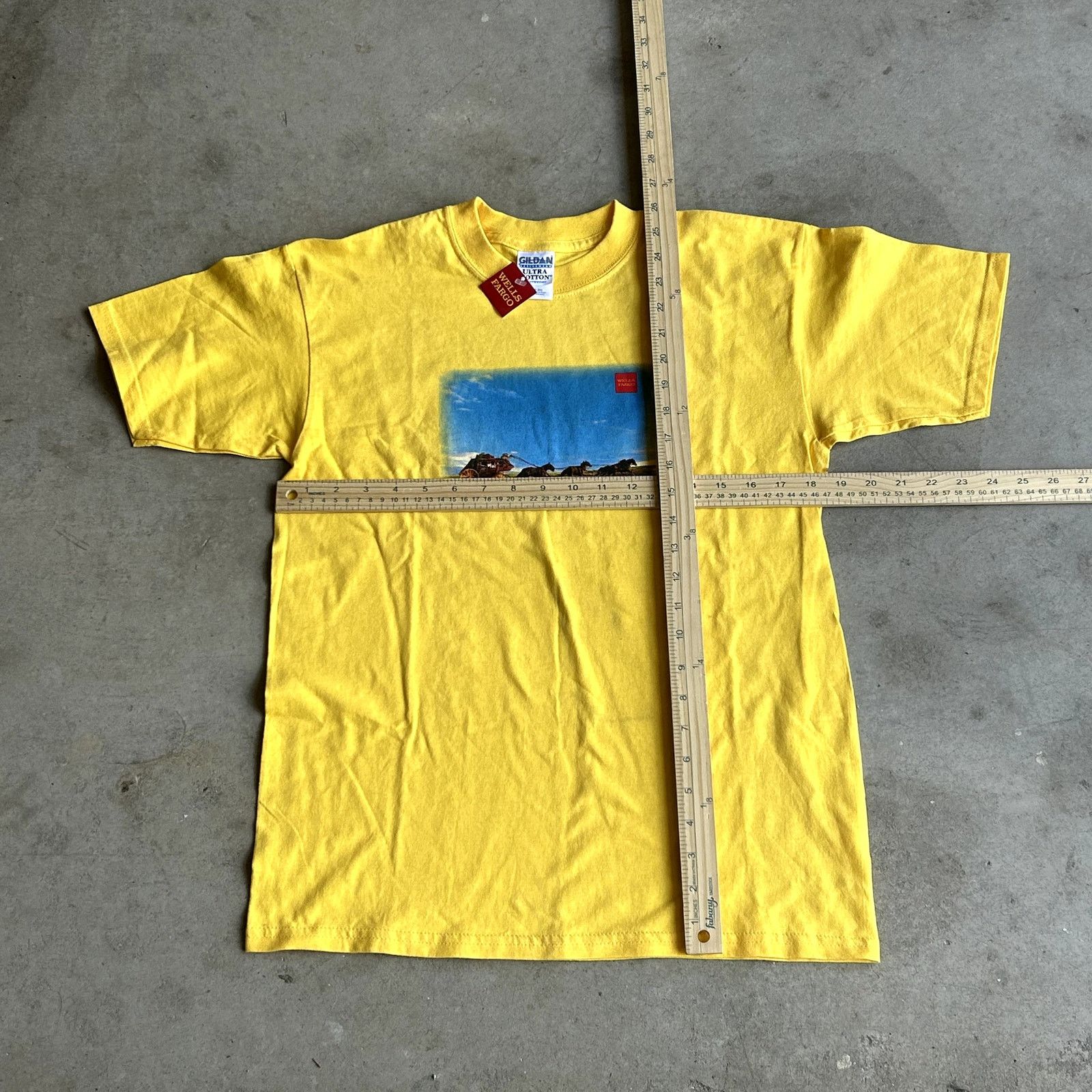 Gildan Y2K Deadstock Wells Fargo Yellow T-Shirt XL Size US XL / EU 56 / 4 - 2 Thumbnail