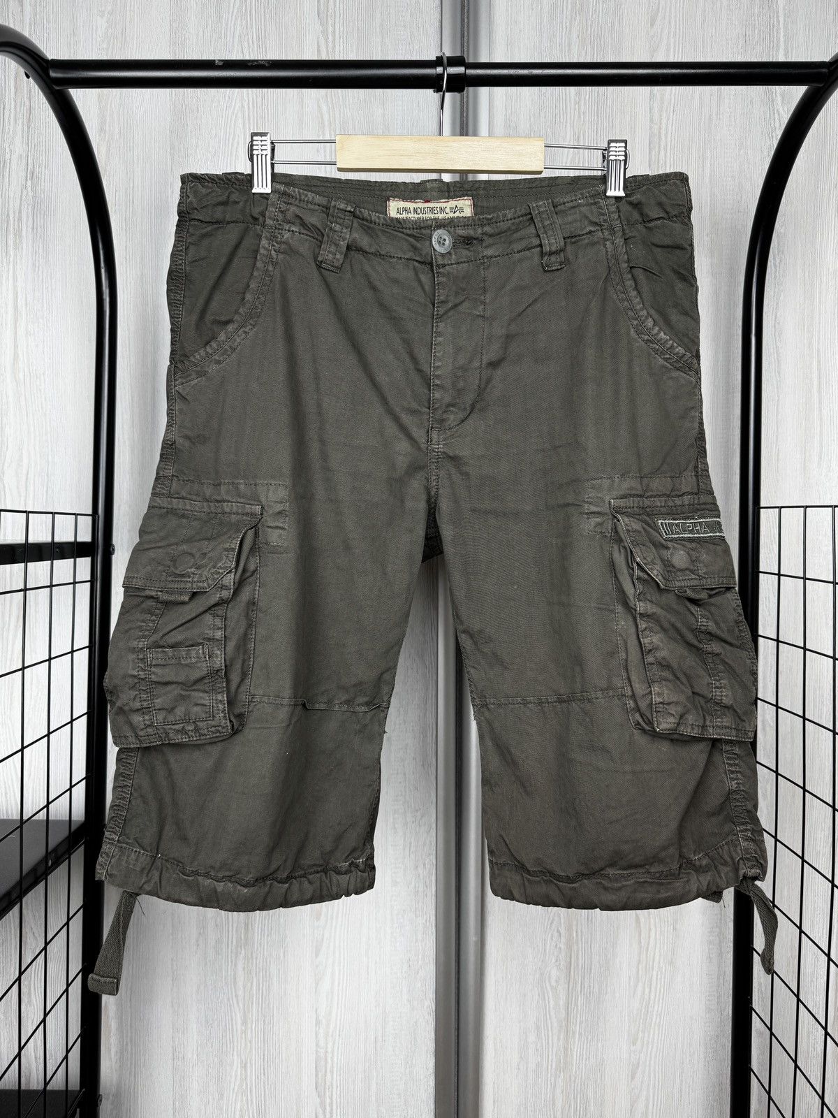 Alpha Industries Alpha Industries Khaki Green Cargo shorts size 33 Size US 33 - 2 Thumbnail