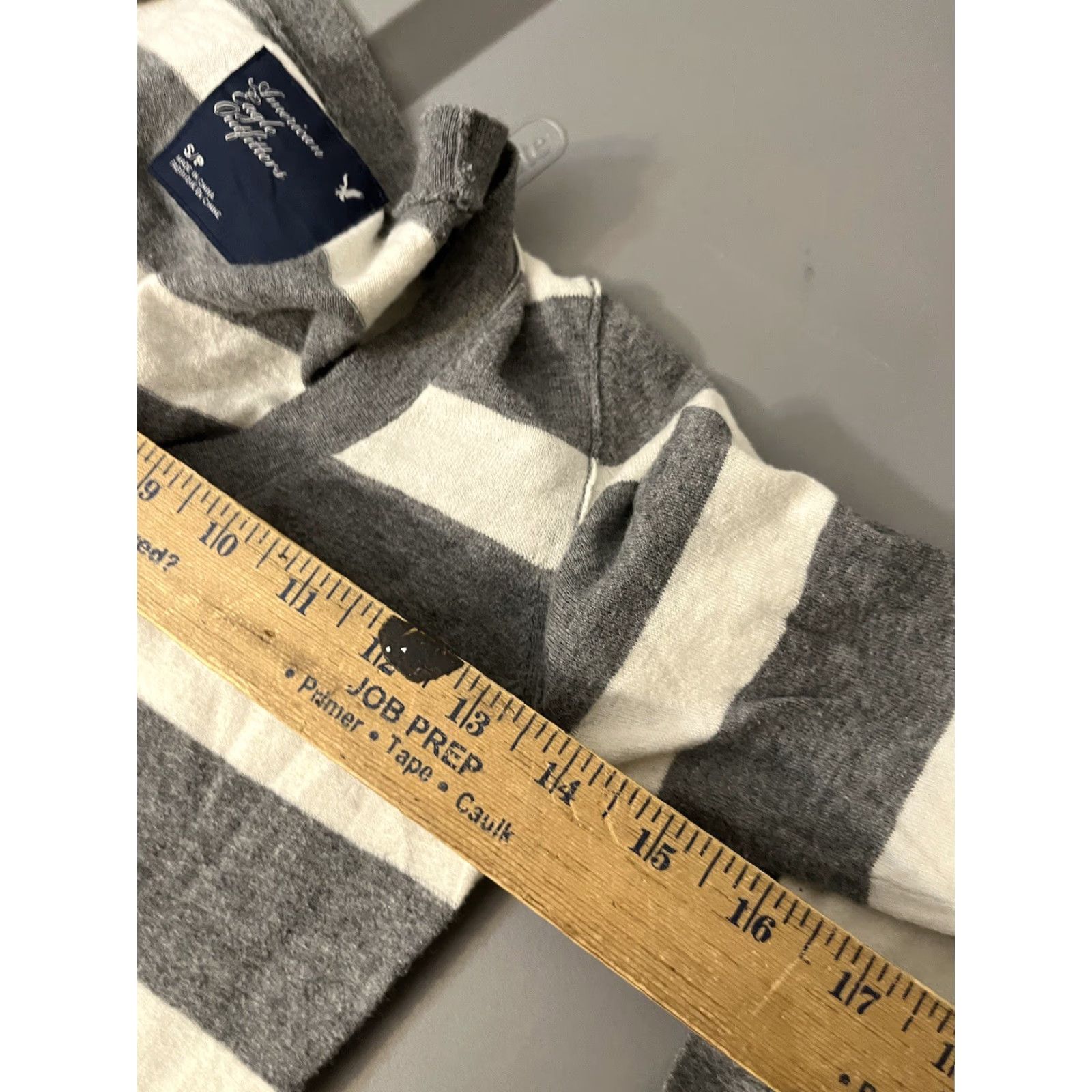 American Eagle Outfitters AMERICAN EAGLE Sweater Womens Small Pullover Knit V Neck Gray White Striped Size S / US 4 / IT 40 - 5 Thumbnail