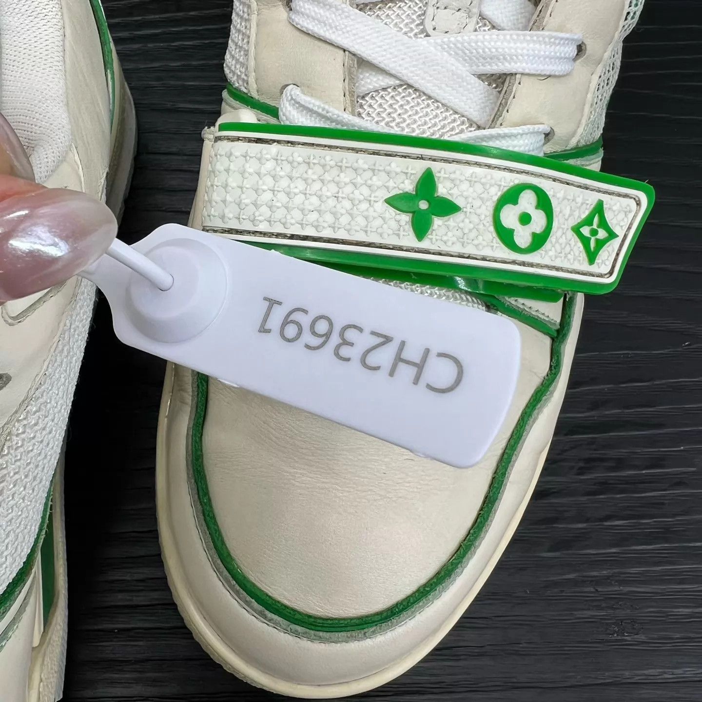 Louis Vuitton LV Trainer White Green Velcro 7/41 Original Box Size US 8 / EU 41 - 9 Thumbnail